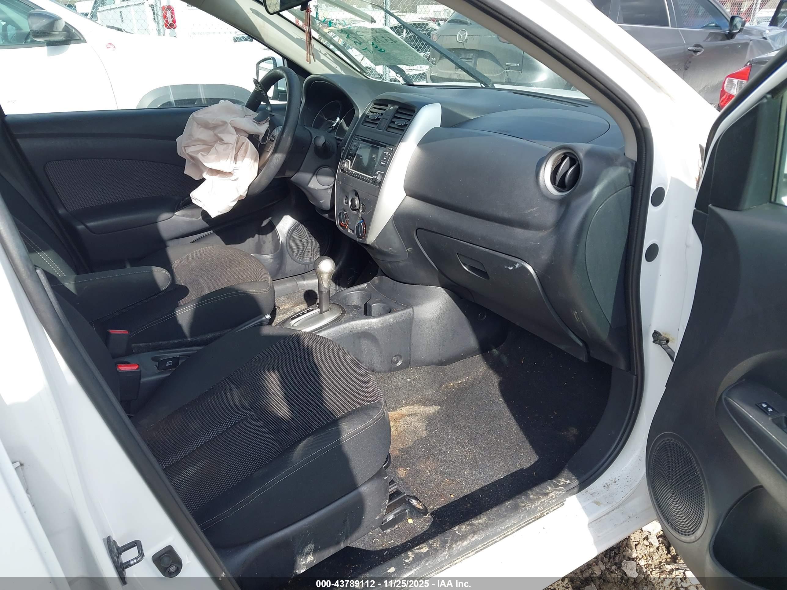 NISSAN VERSA image 5