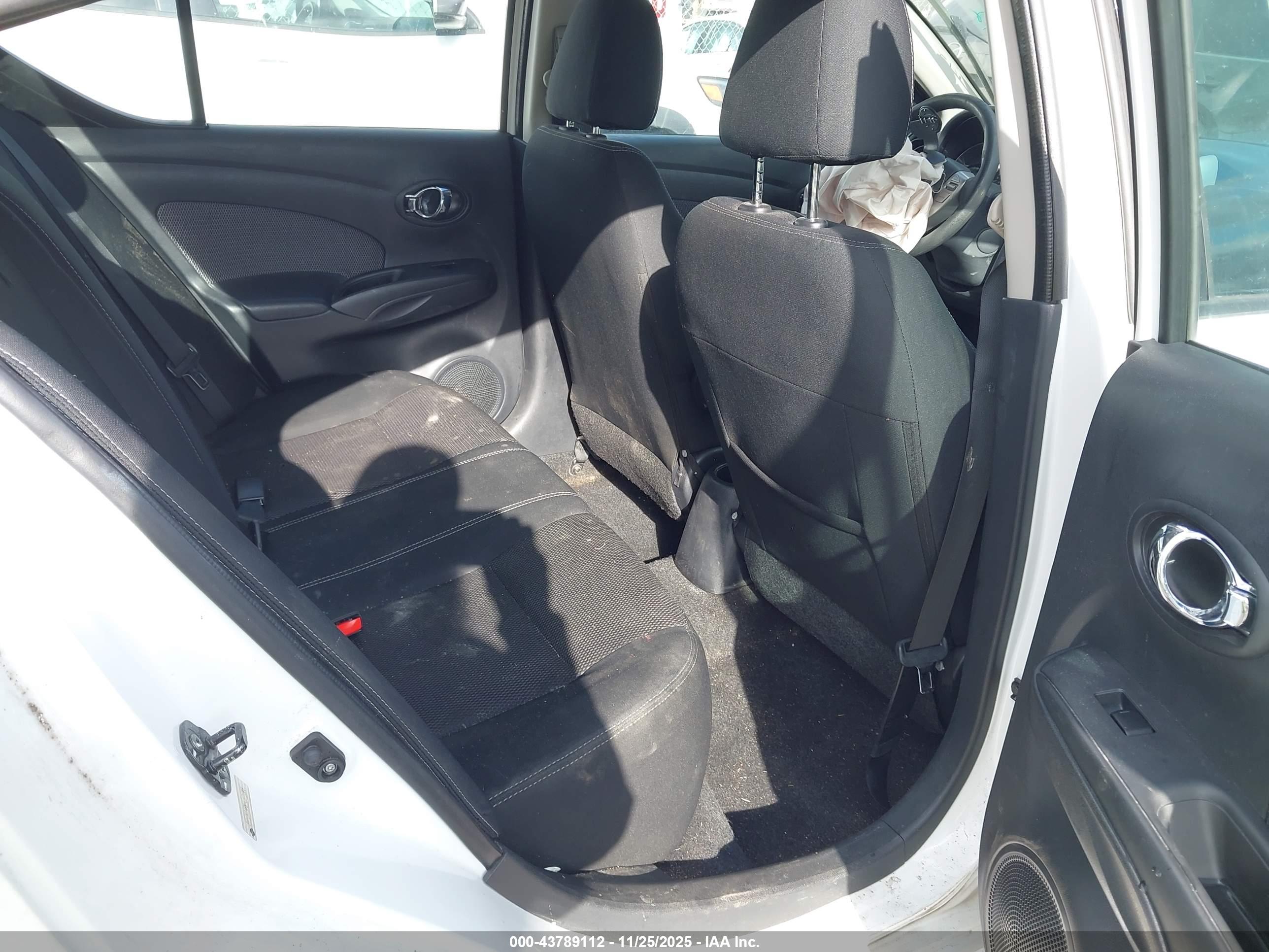 NISSAN VERSA image 8