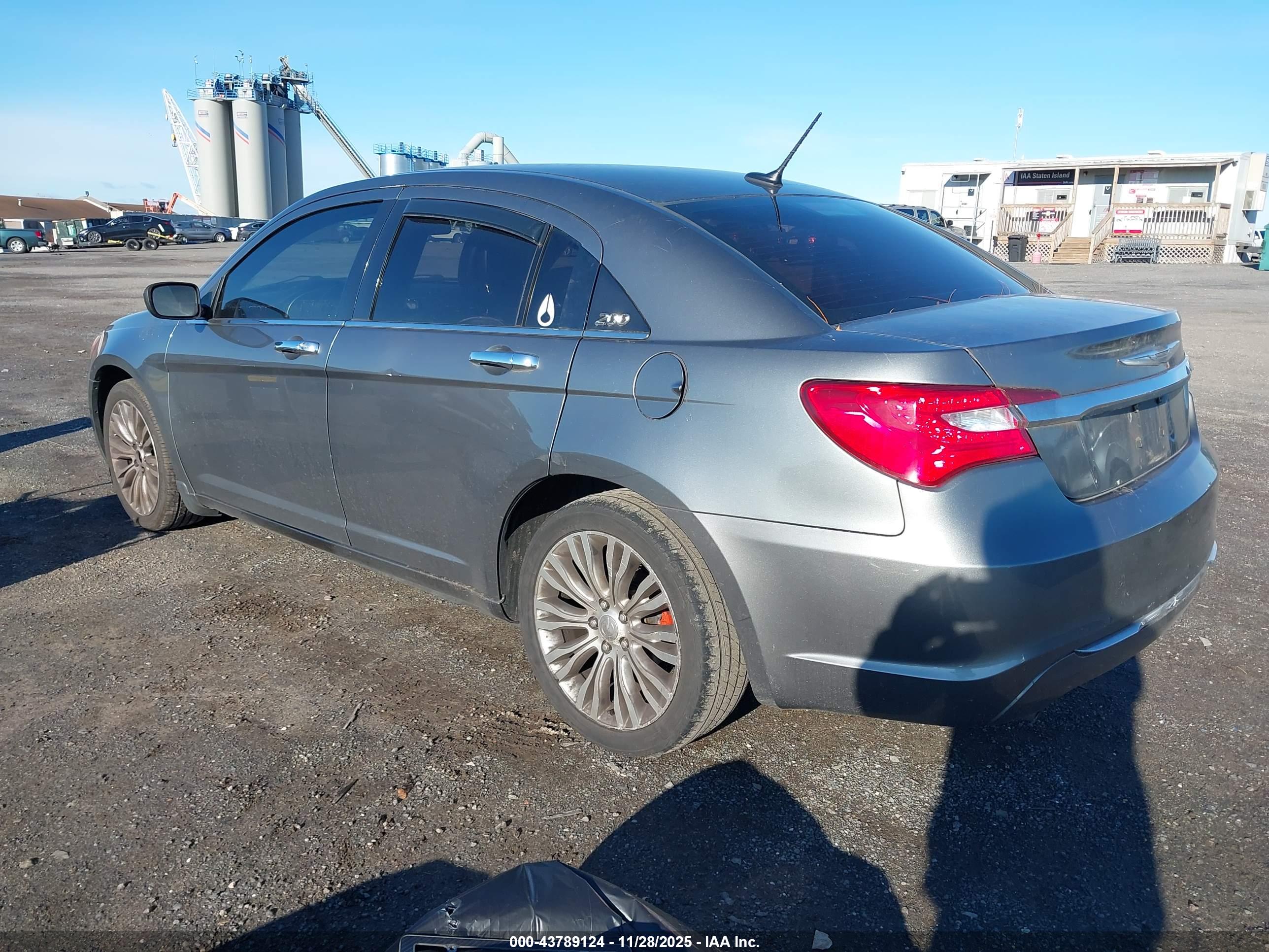 CHRYSLER 200 image 3