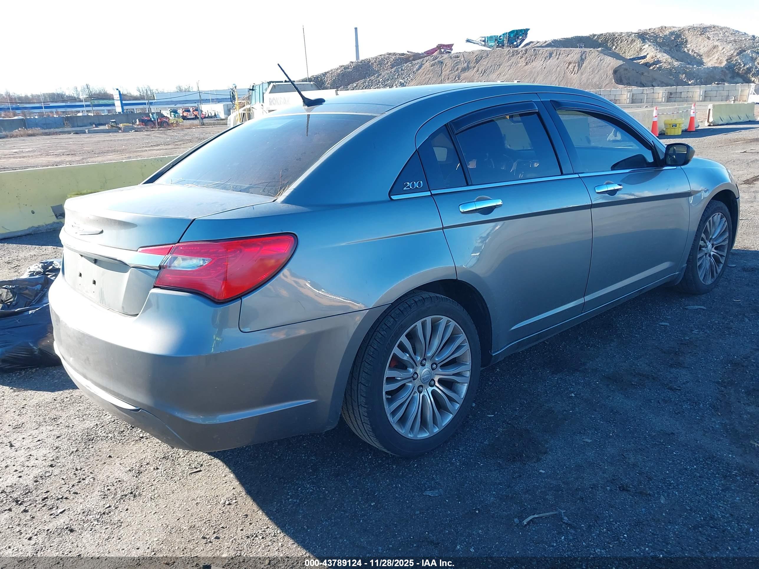 CHRYSLER 200 image 4