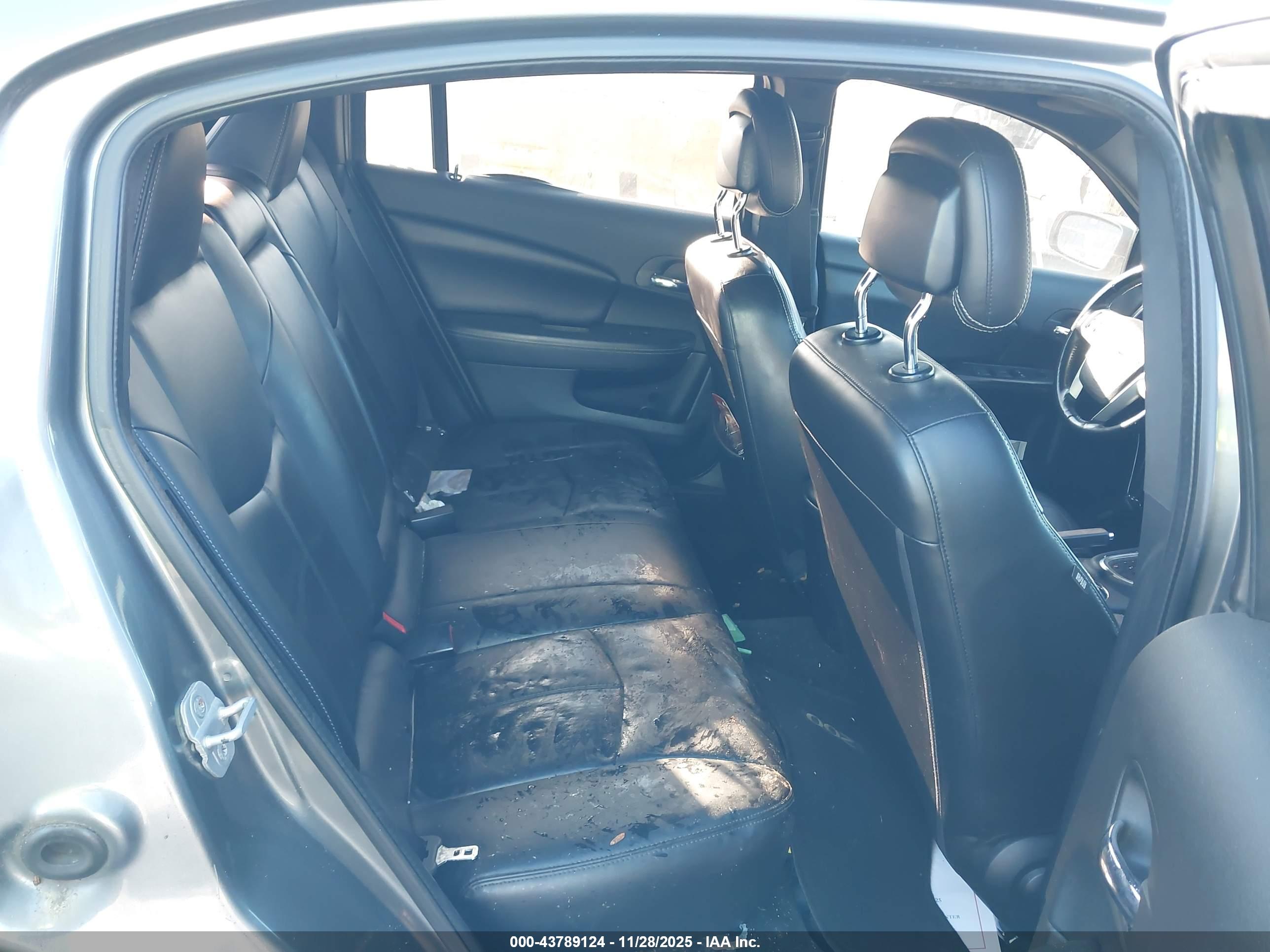CHRYSLER 200 image 8