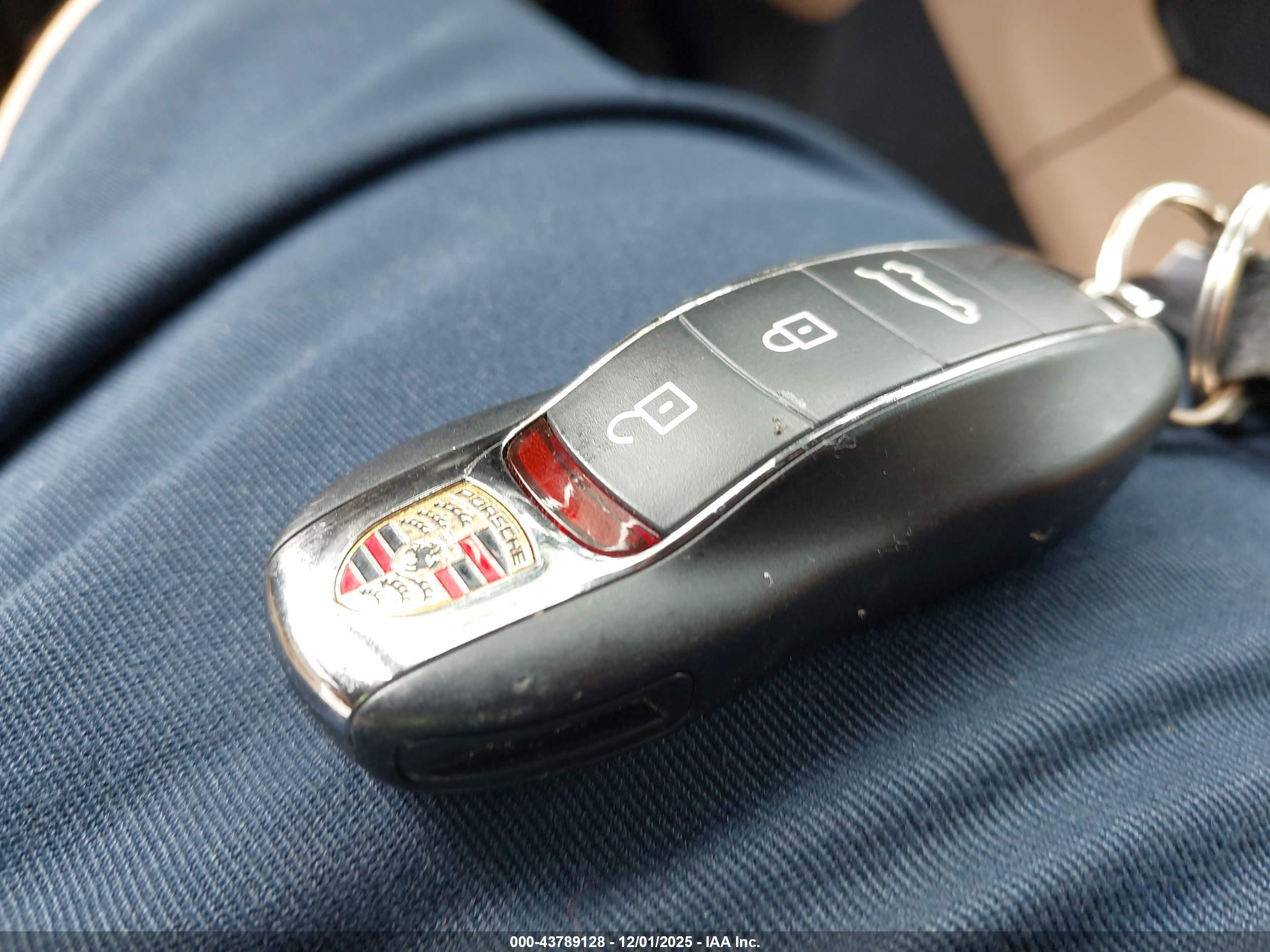 PORSCHE MACAN image 11