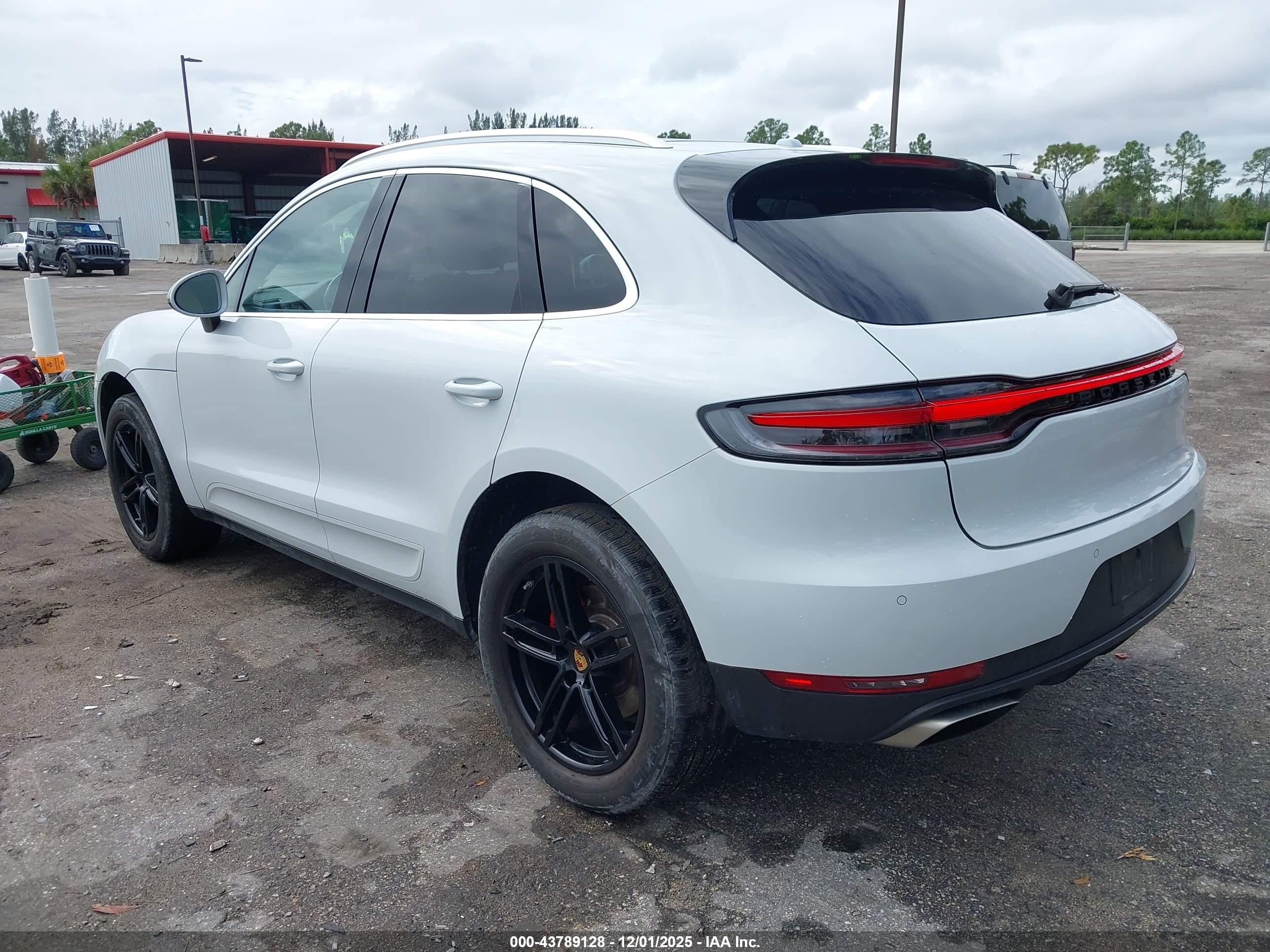 PORSCHE MACAN image 3