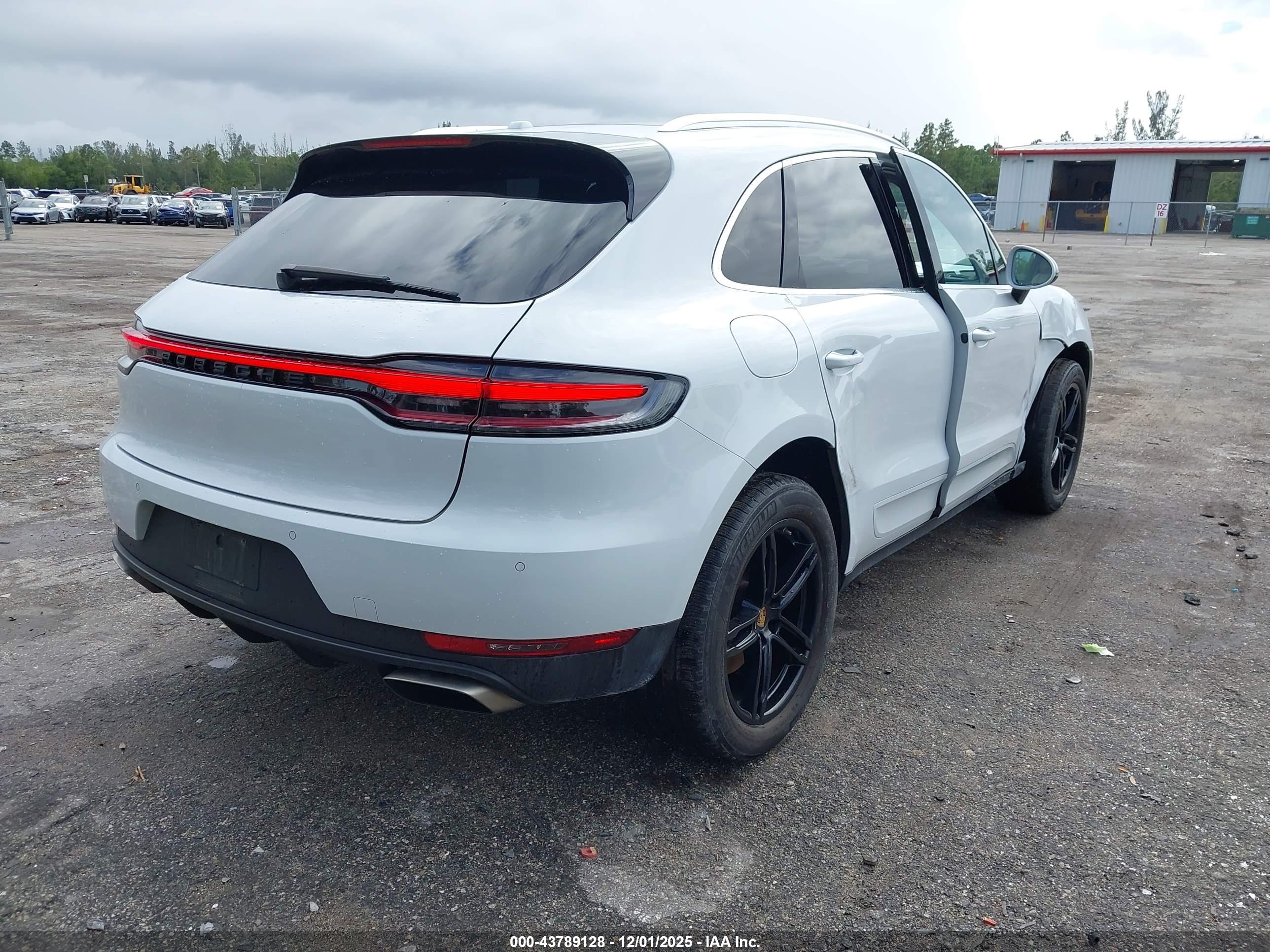 PORSCHE MACAN image 4