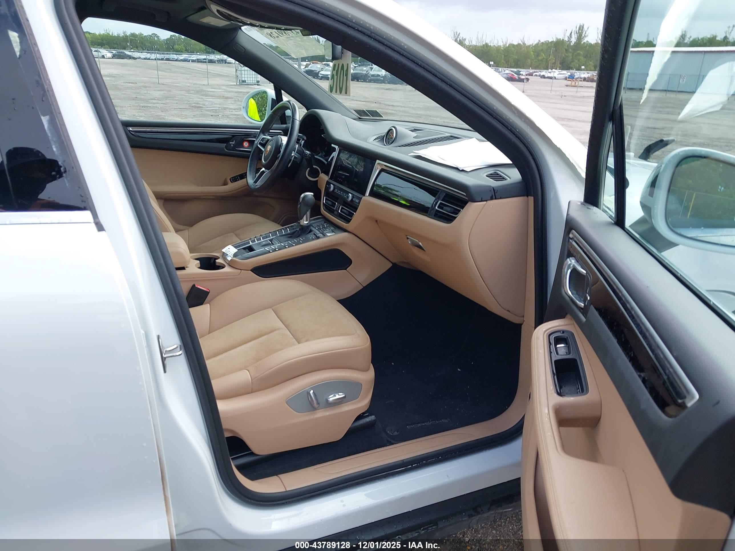 PORSCHE MACAN image 5
