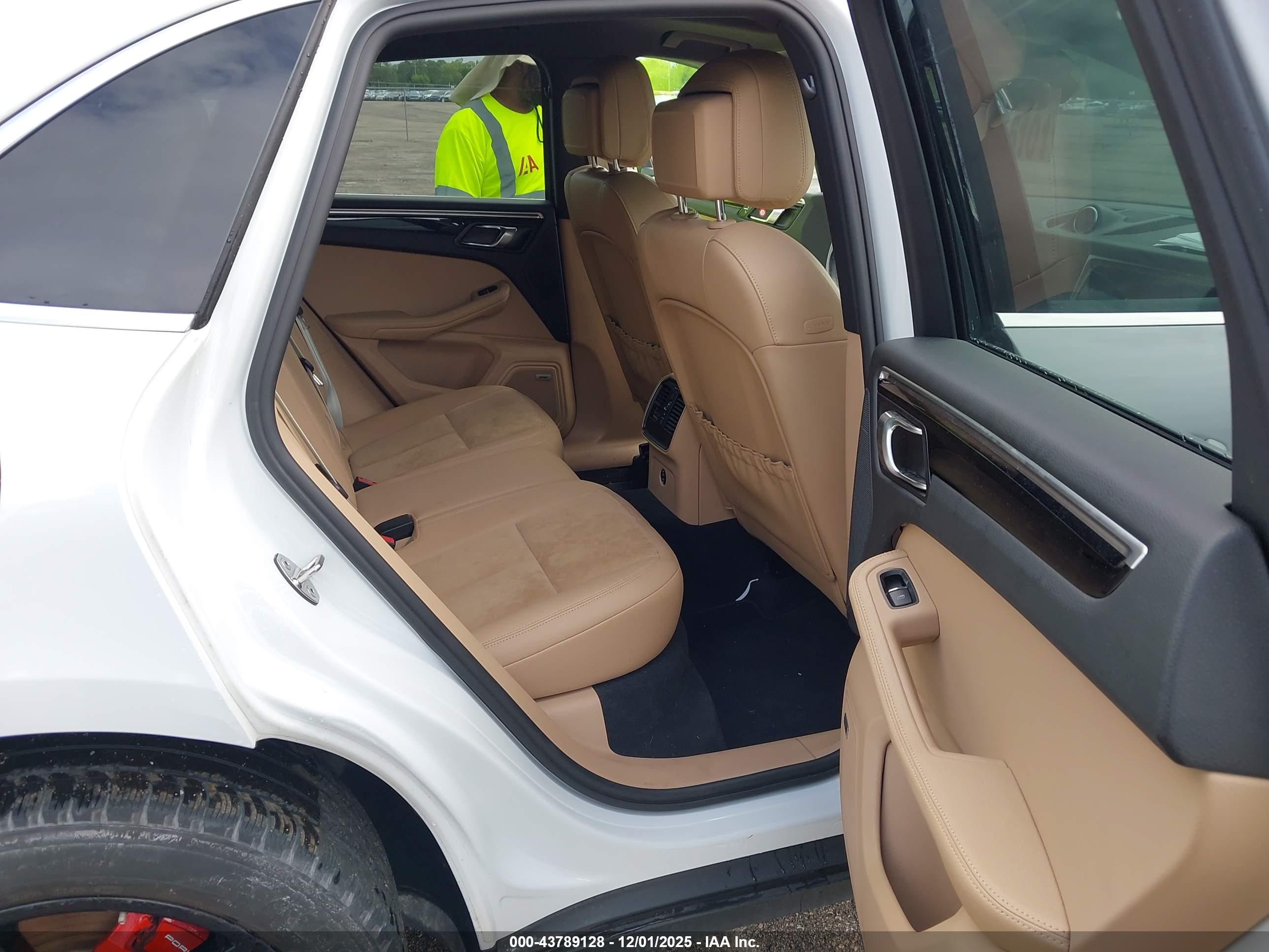 PORSCHE MACAN image 8
