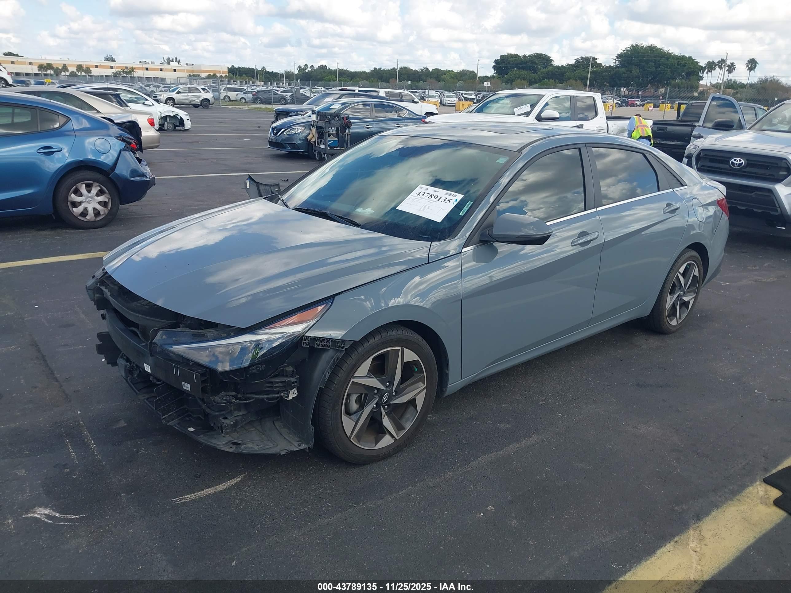 HYUNDAI ELANTRA image 2