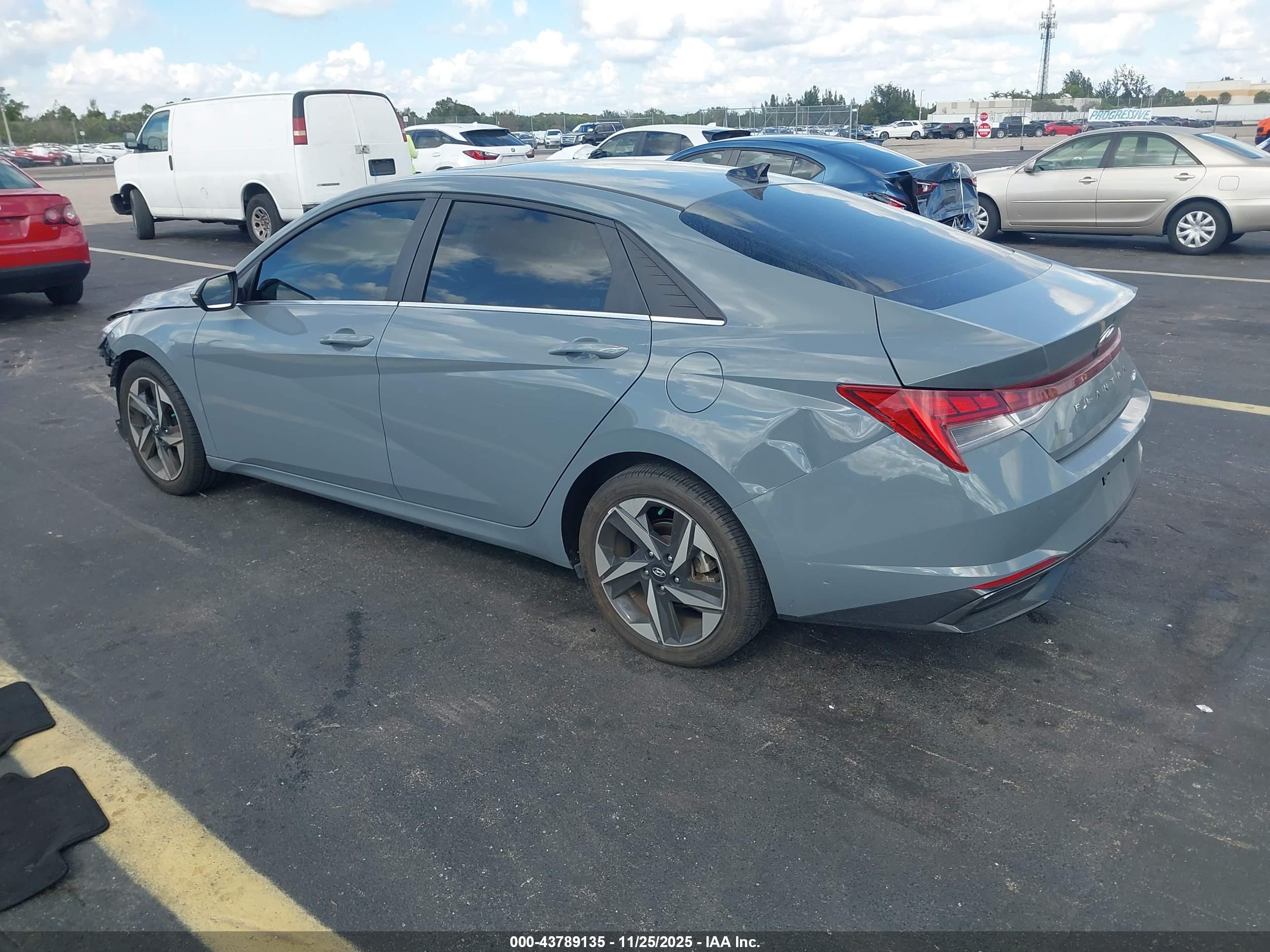 HYUNDAI ELANTRA image 3