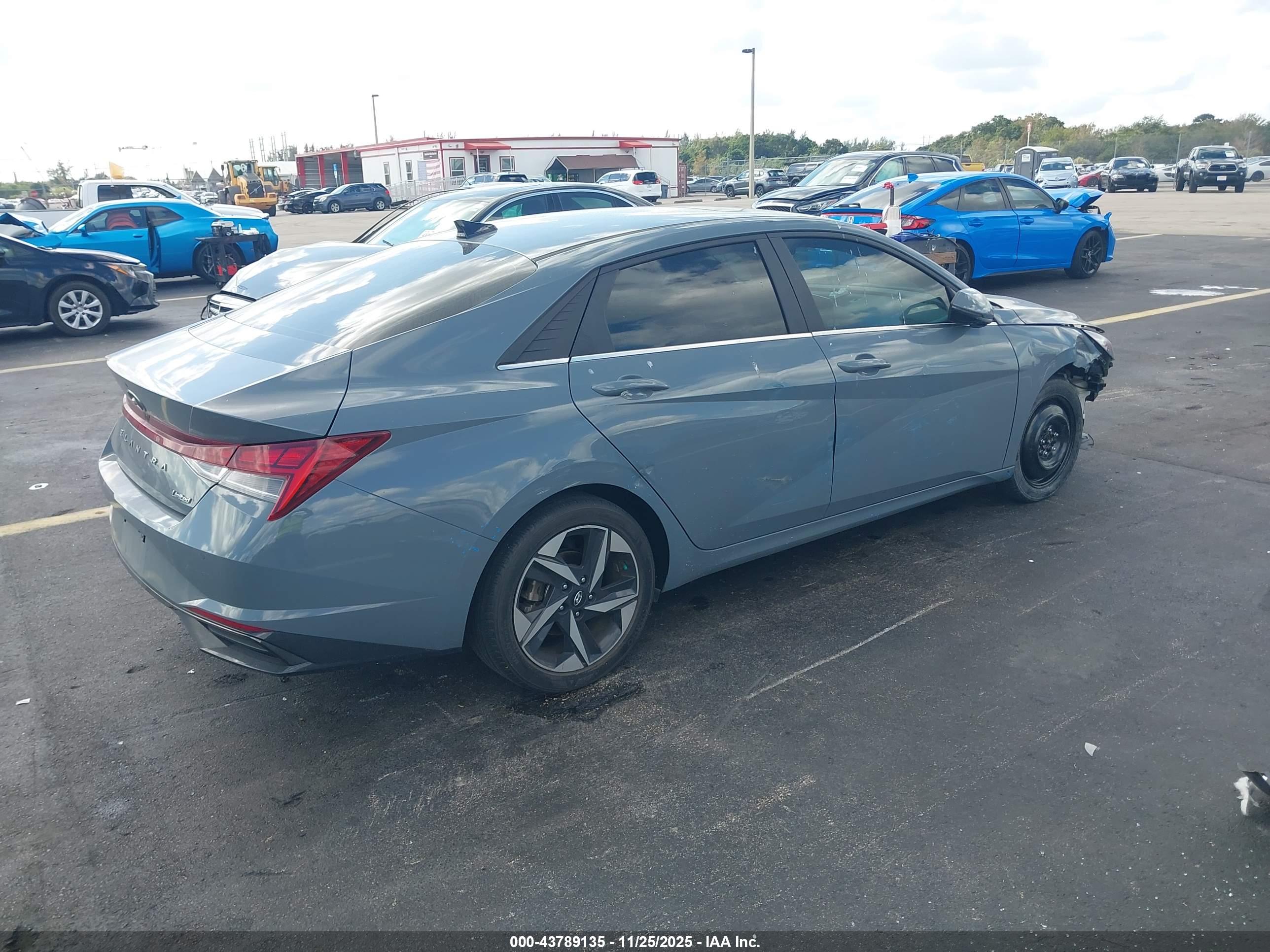 HYUNDAI ELANTRA image 4