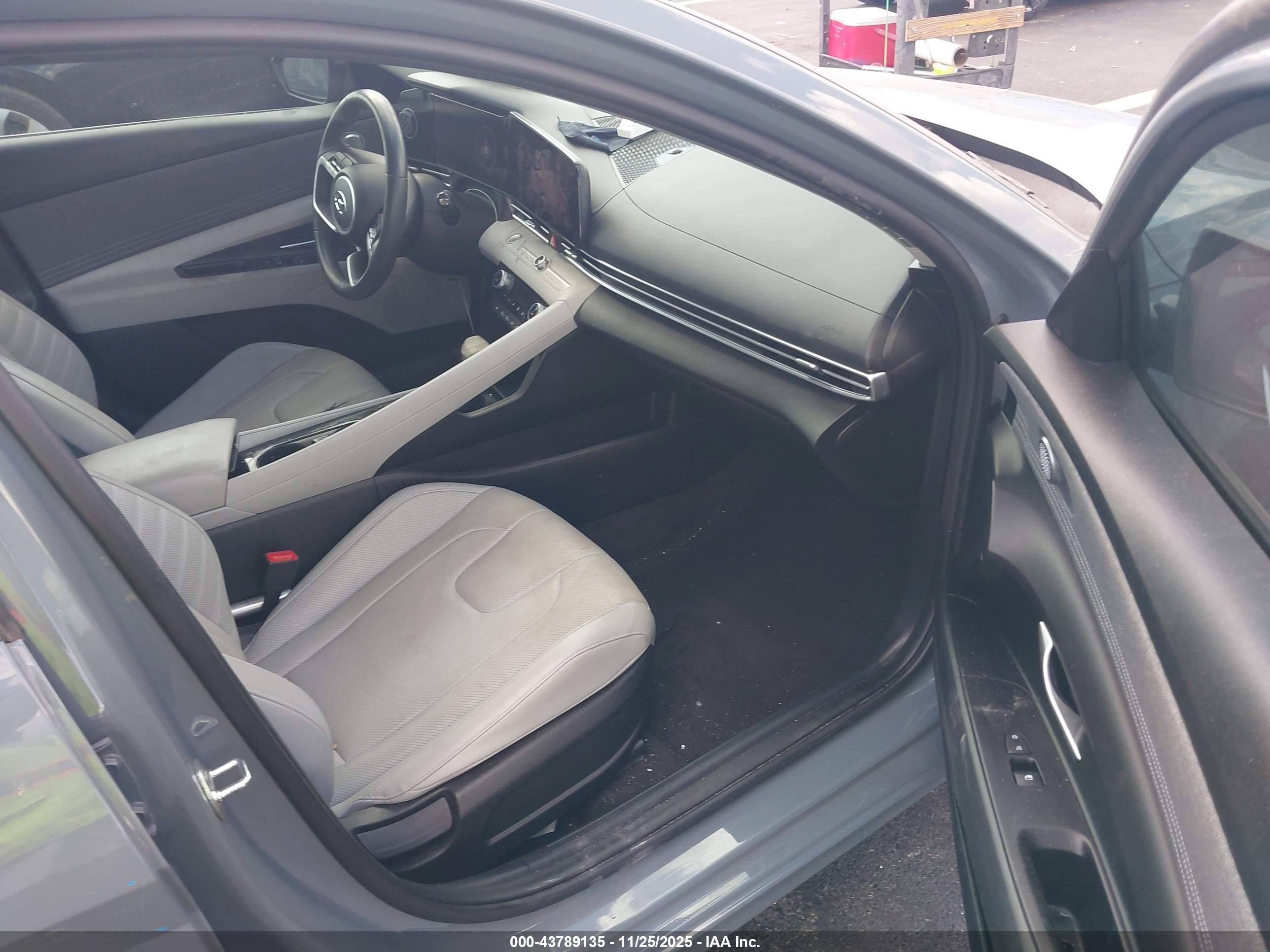 HYUNDAI ELANTRA image 5