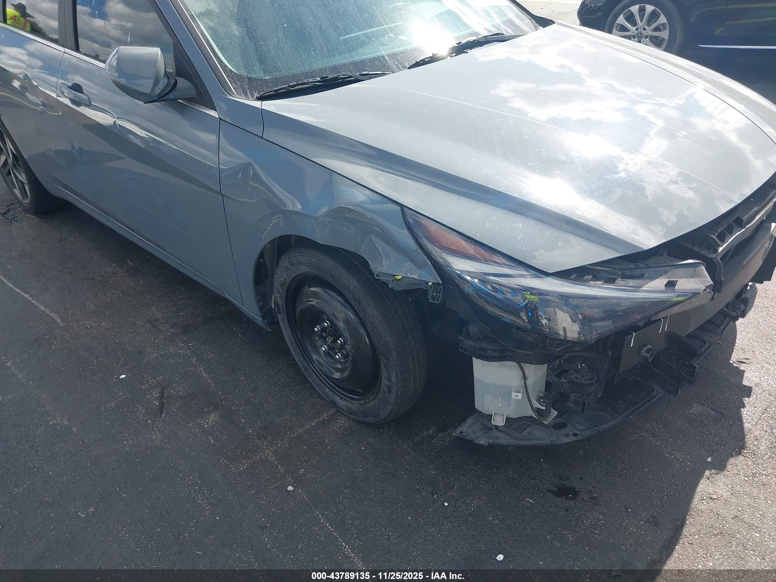 HYUNDAI ELANTRA image 6