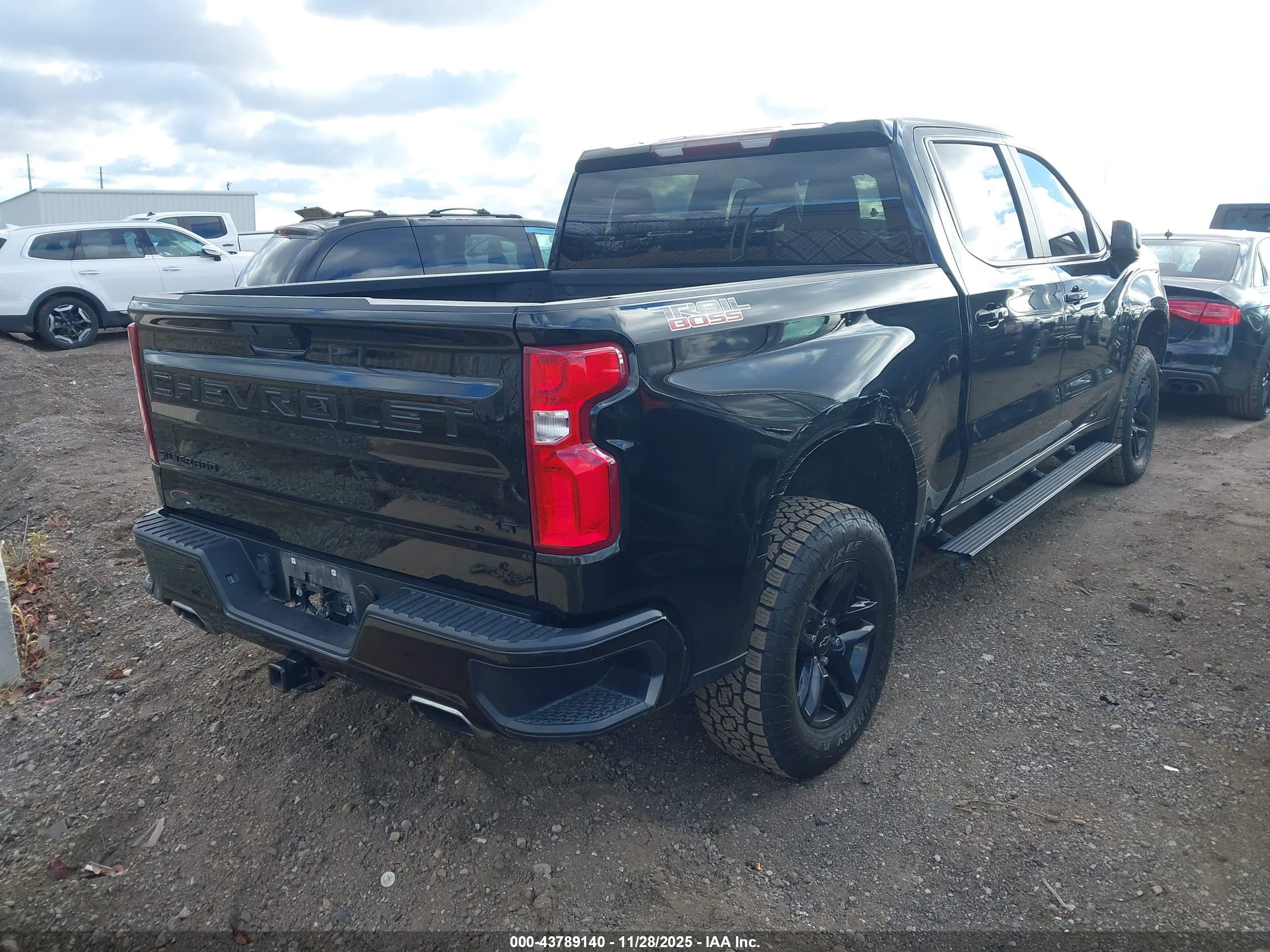 CHEVROLET SILVERADO image 4