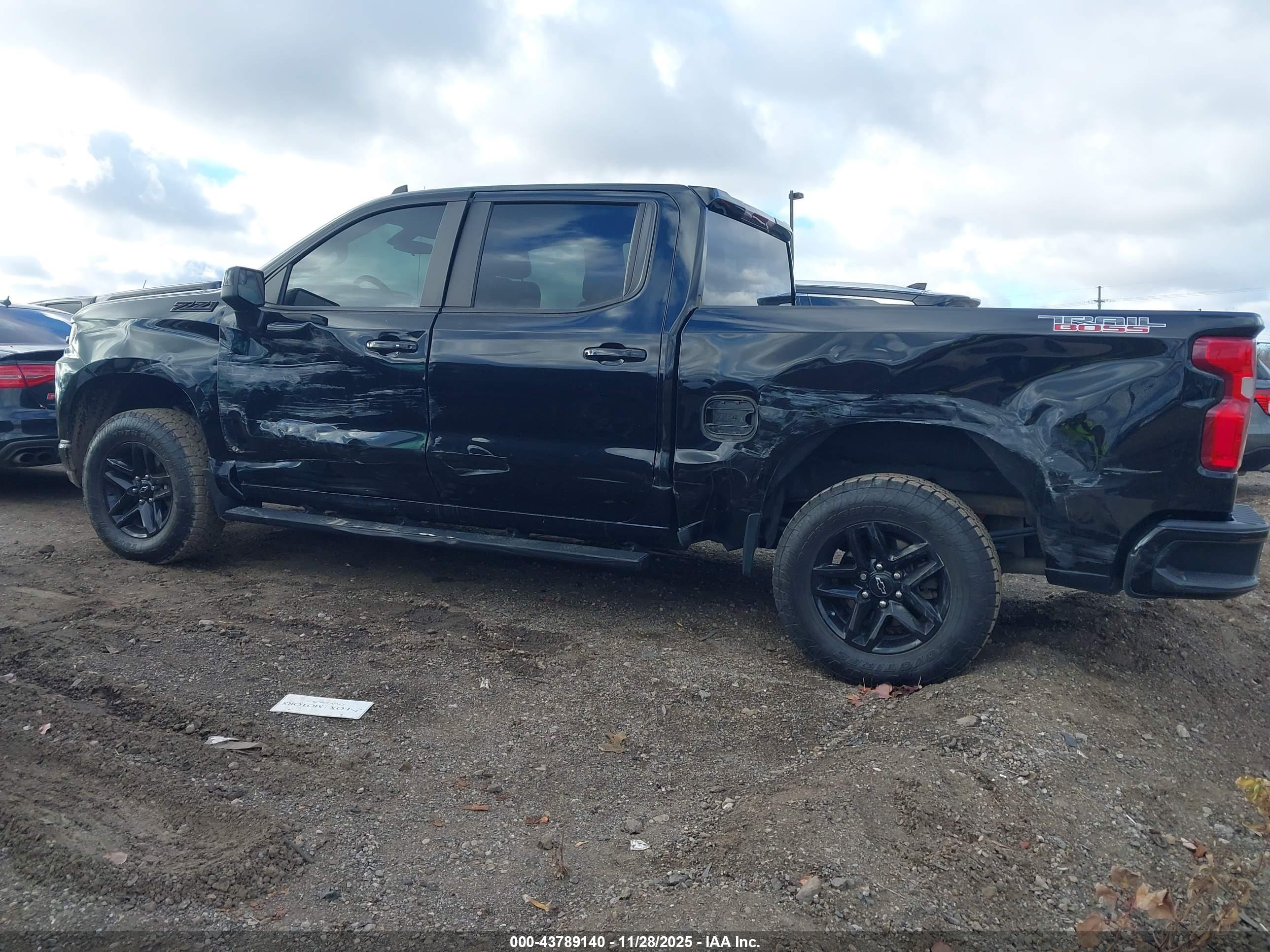 CHEVROLET SILVERADO image 6