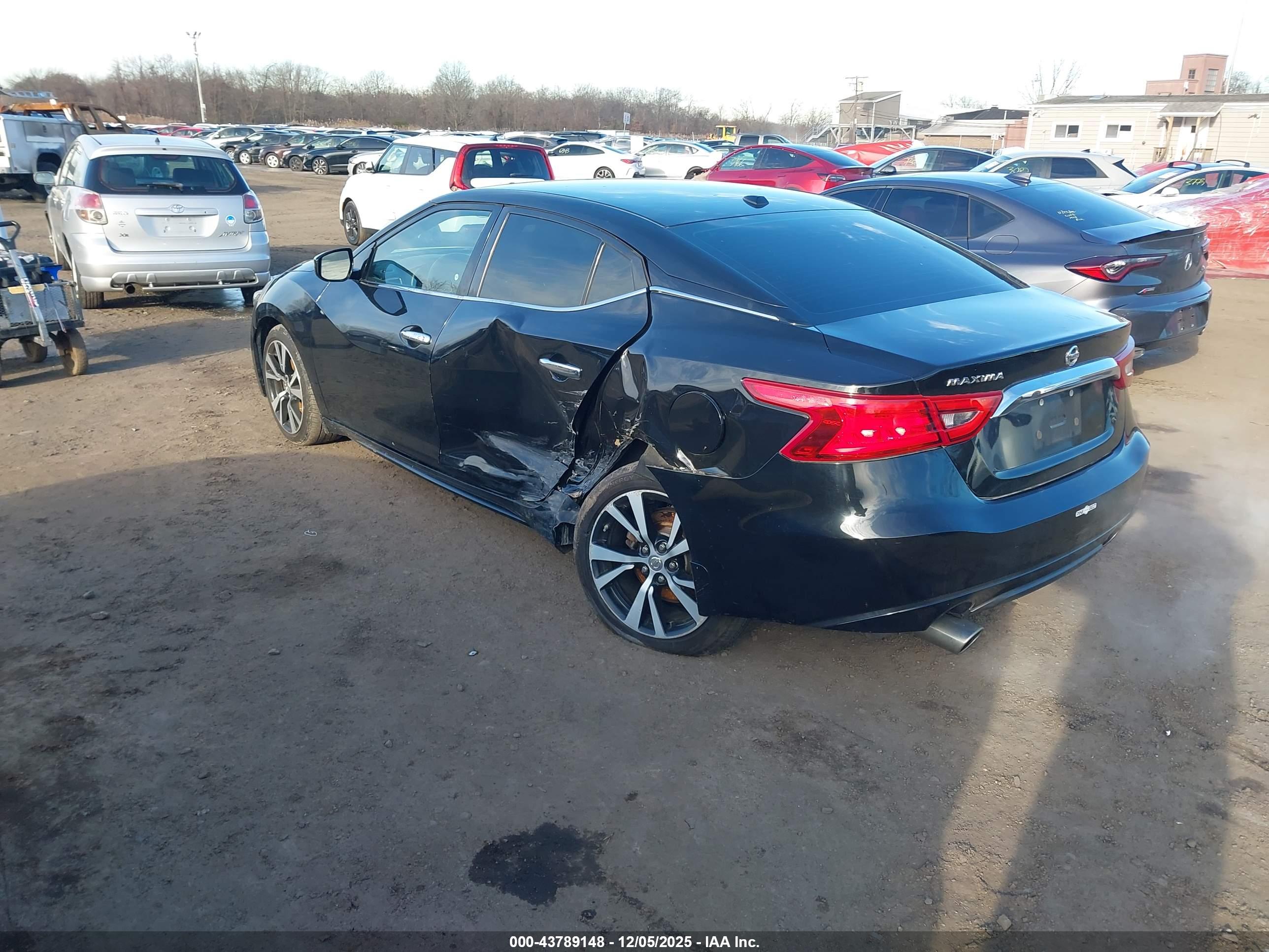 NISSAN MAXIMA image 3