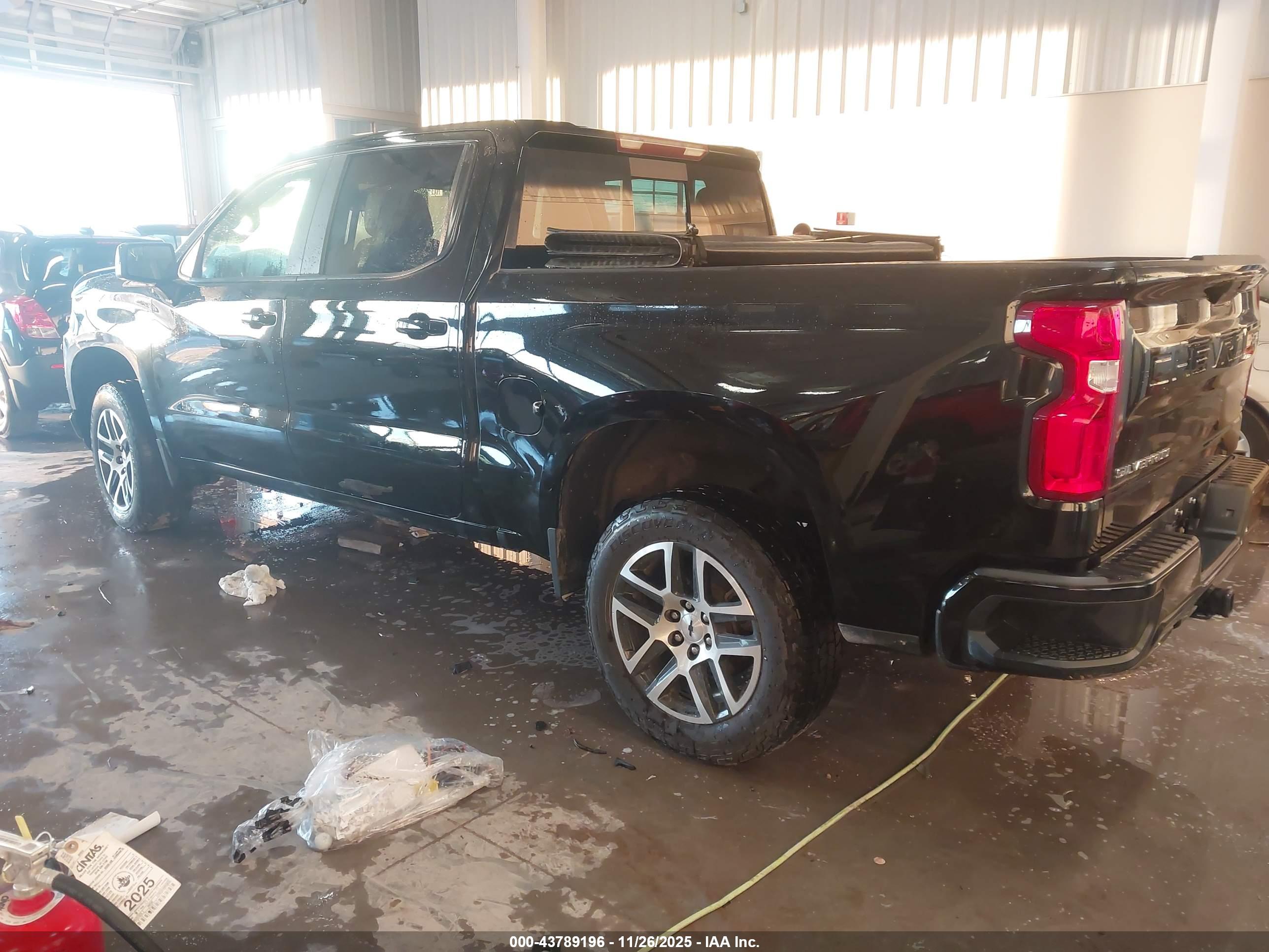 CHEVROLET SILVERADO image 3