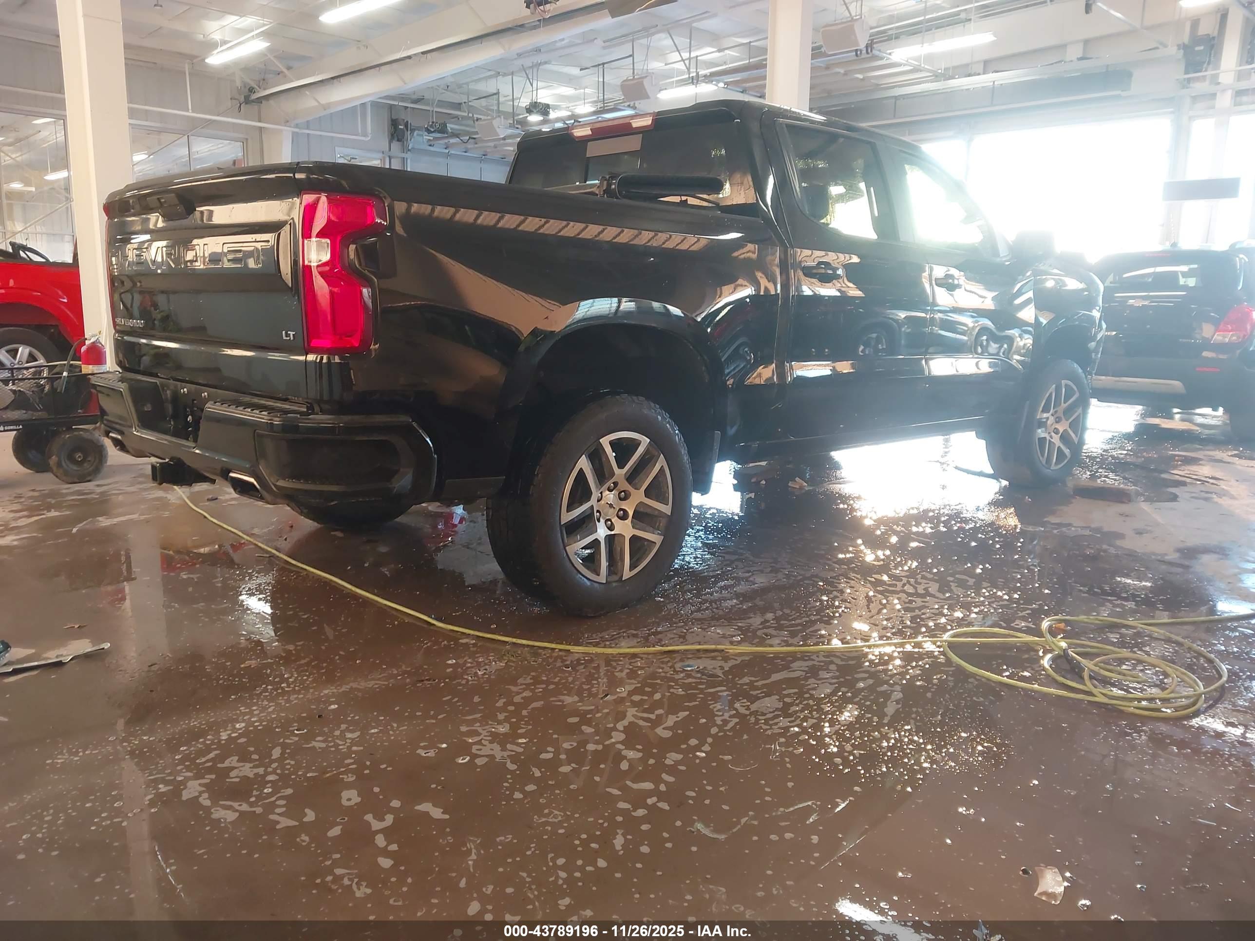 CHEVROLET SILVERADO image 4