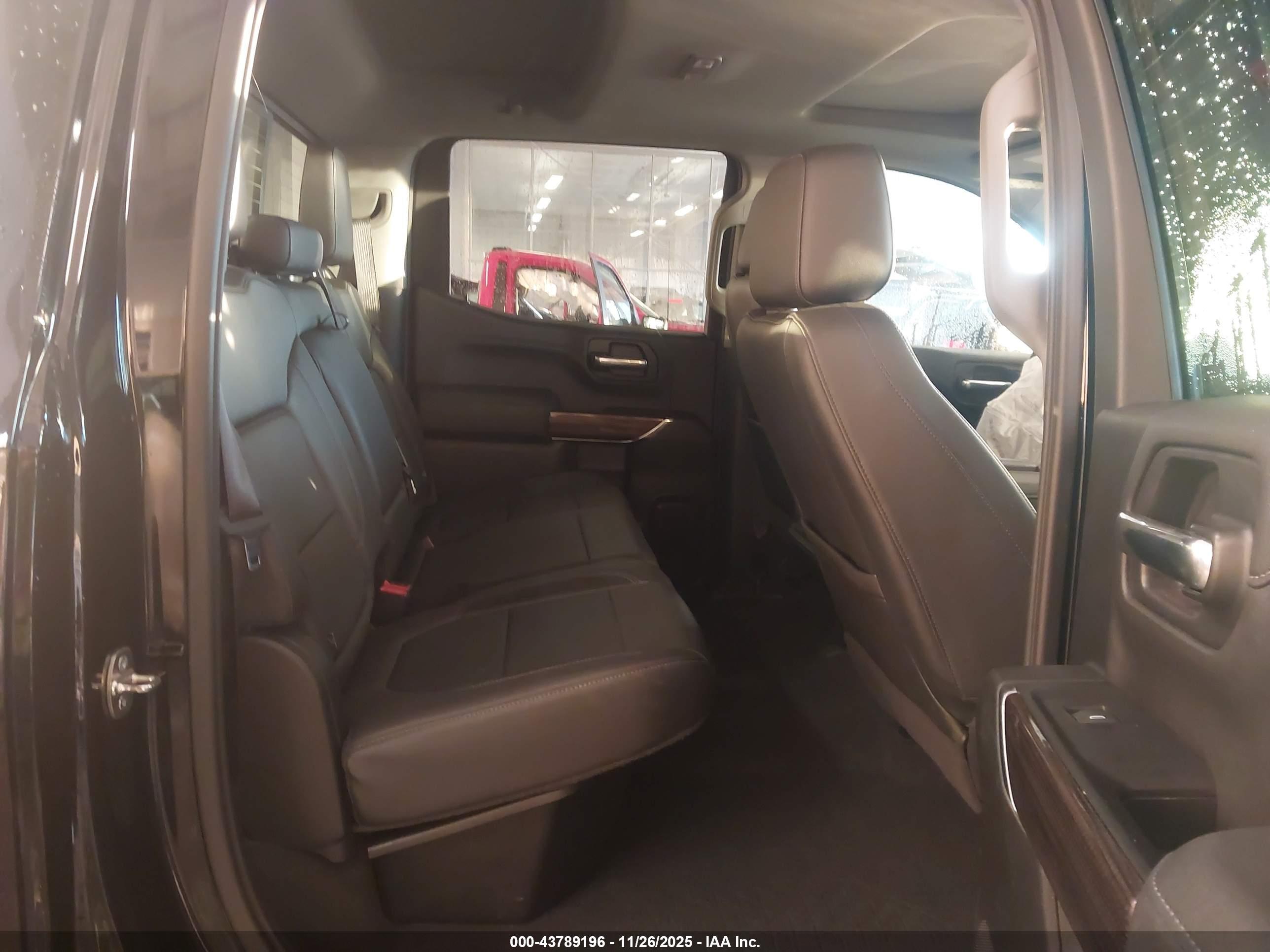 CHEVROLET SILVERADO image 8
