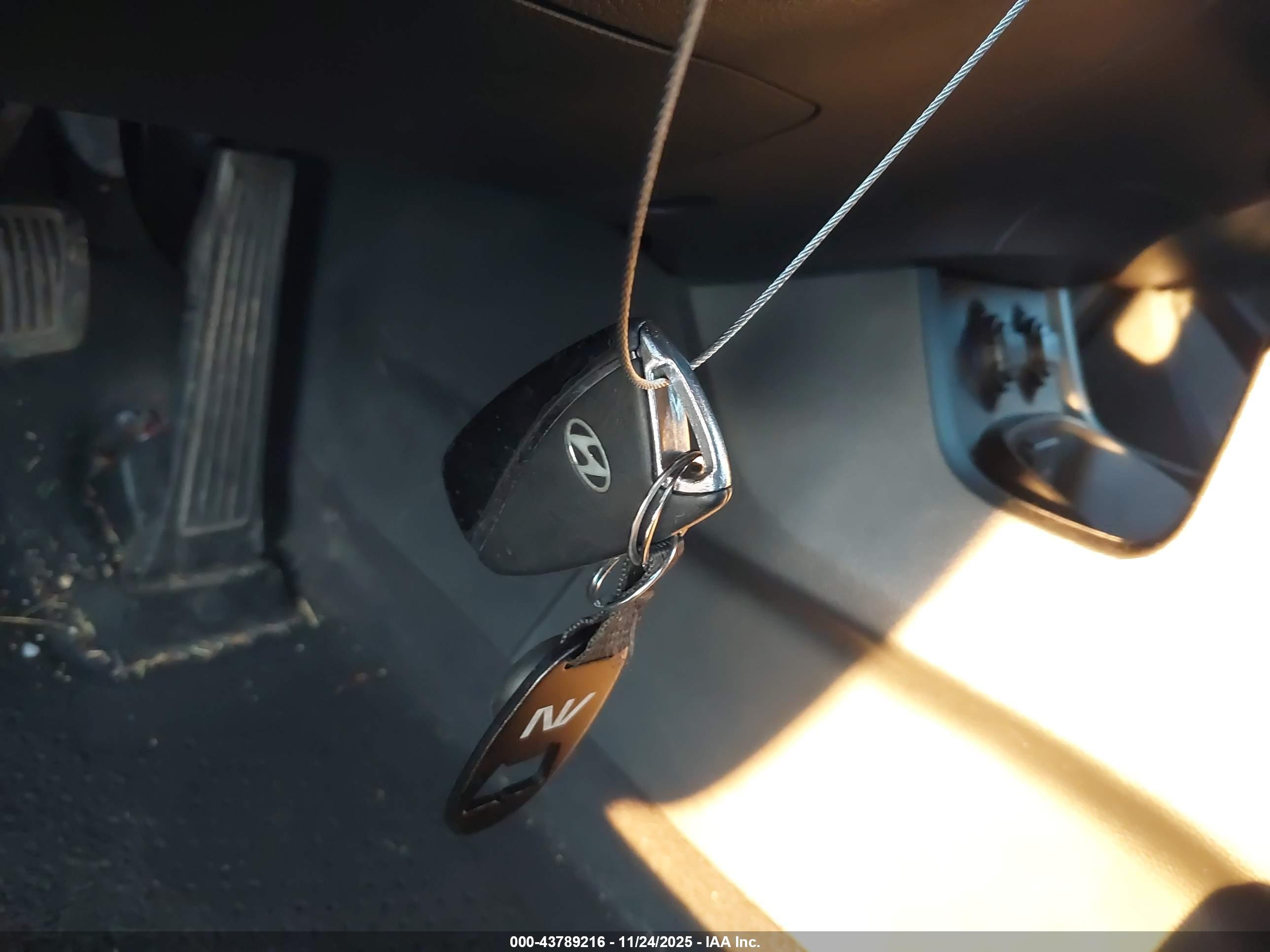 HYUNDAI SANTA image 11