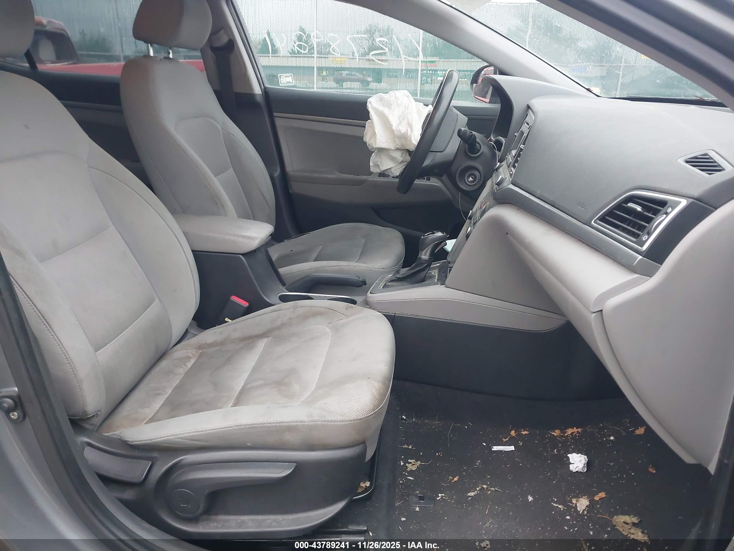 HYUNDAI ELANTRA image 5