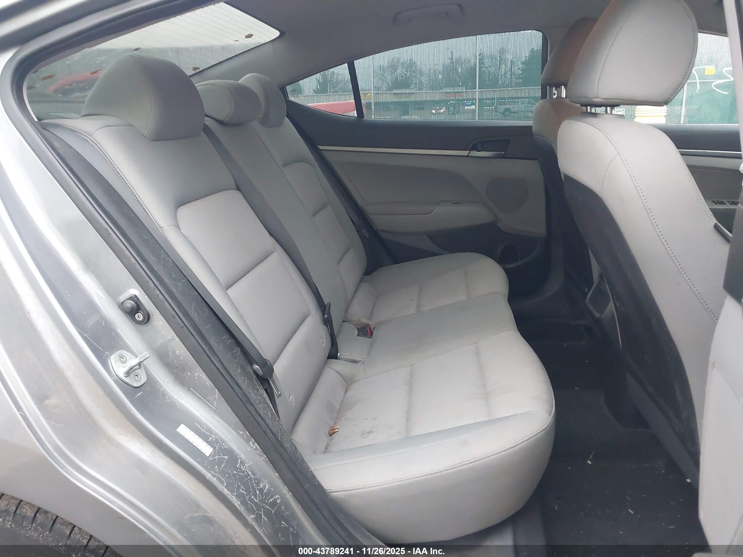HYUNDAI ELANTRA image 8