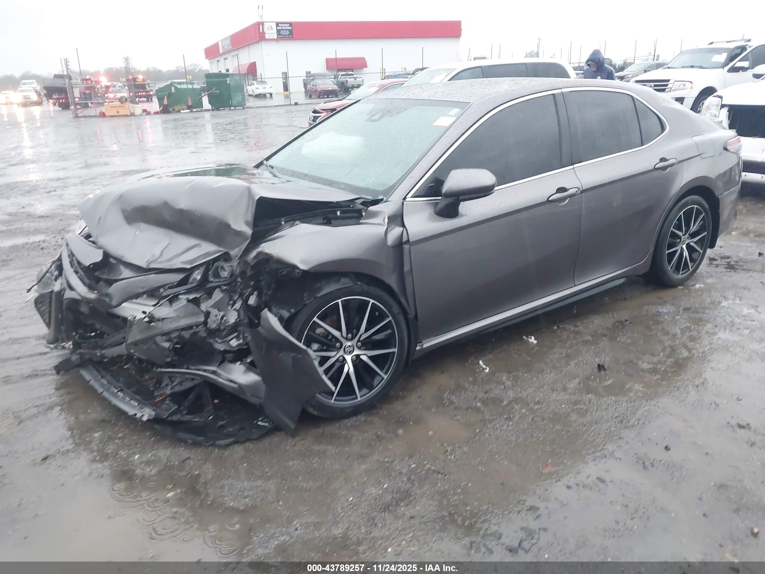 TOYOTA CAMRY image 2