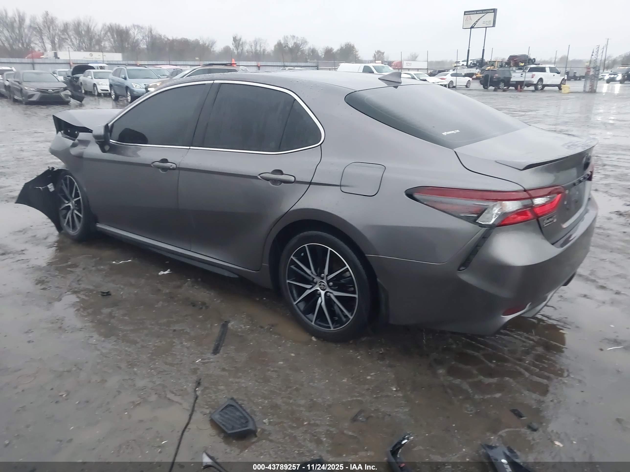 TOYOTA CAMRY image 3
