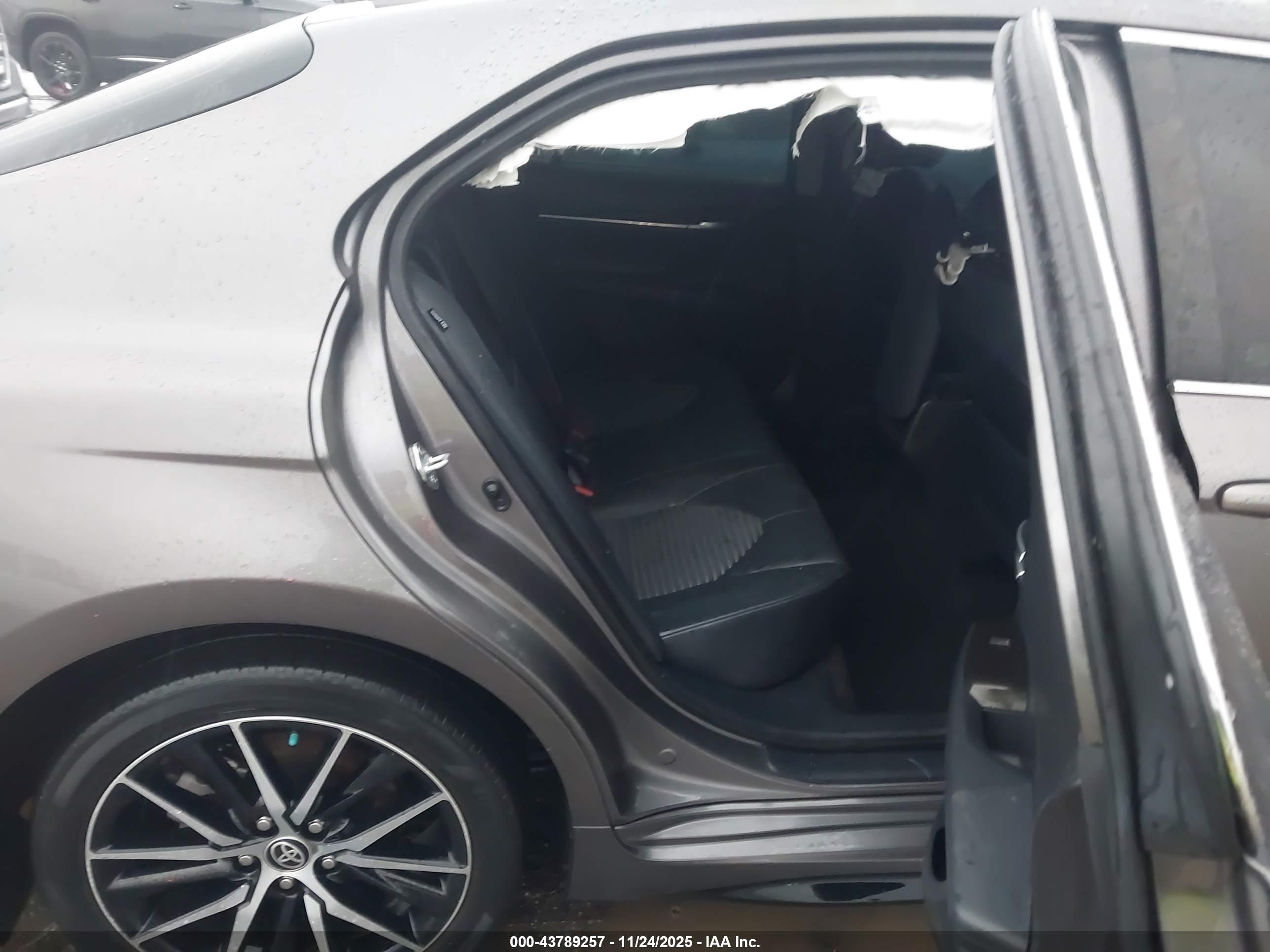 TOYOTA CAMRY image 8