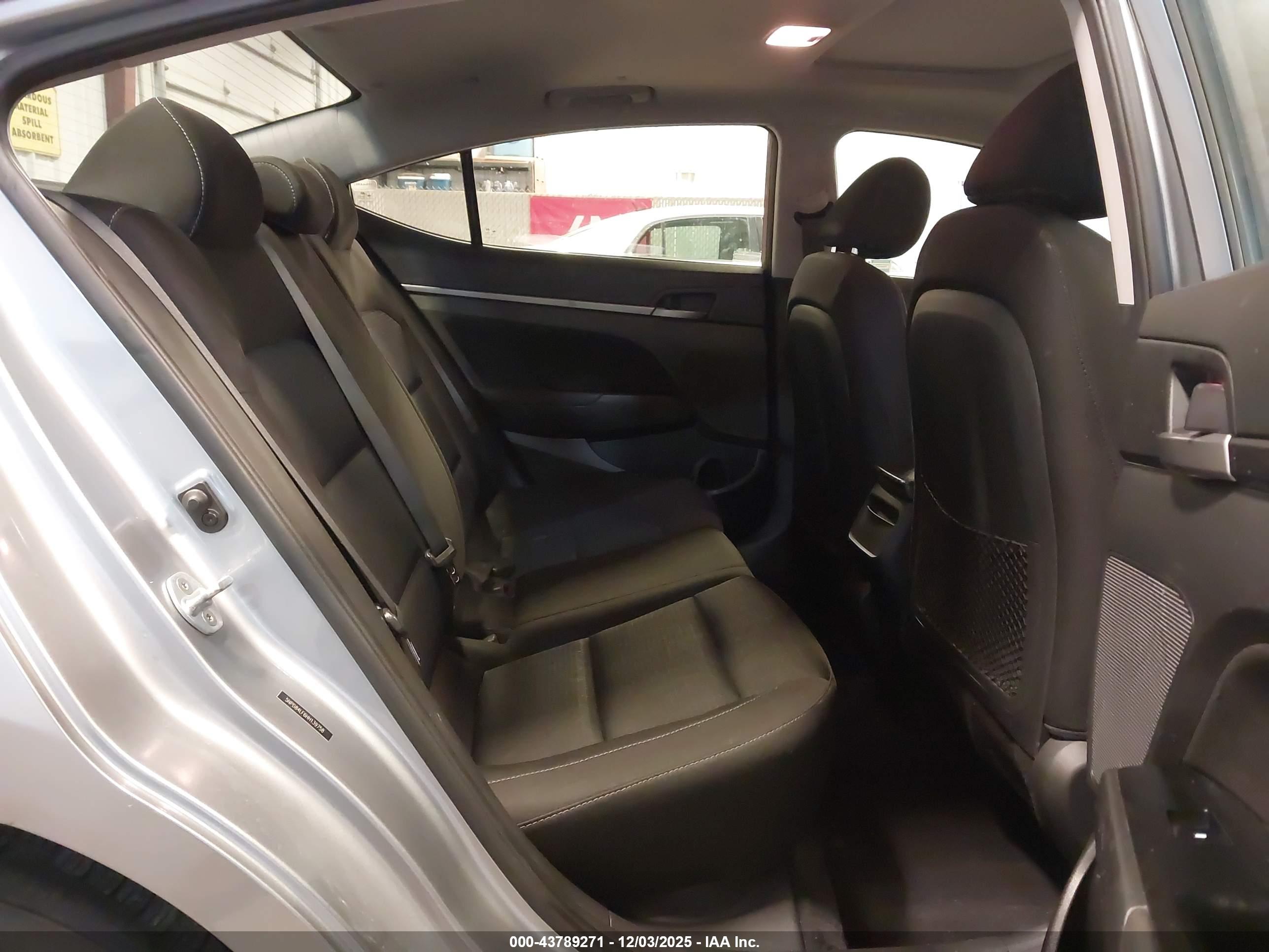 HYUNDAI ELANTRA image 8