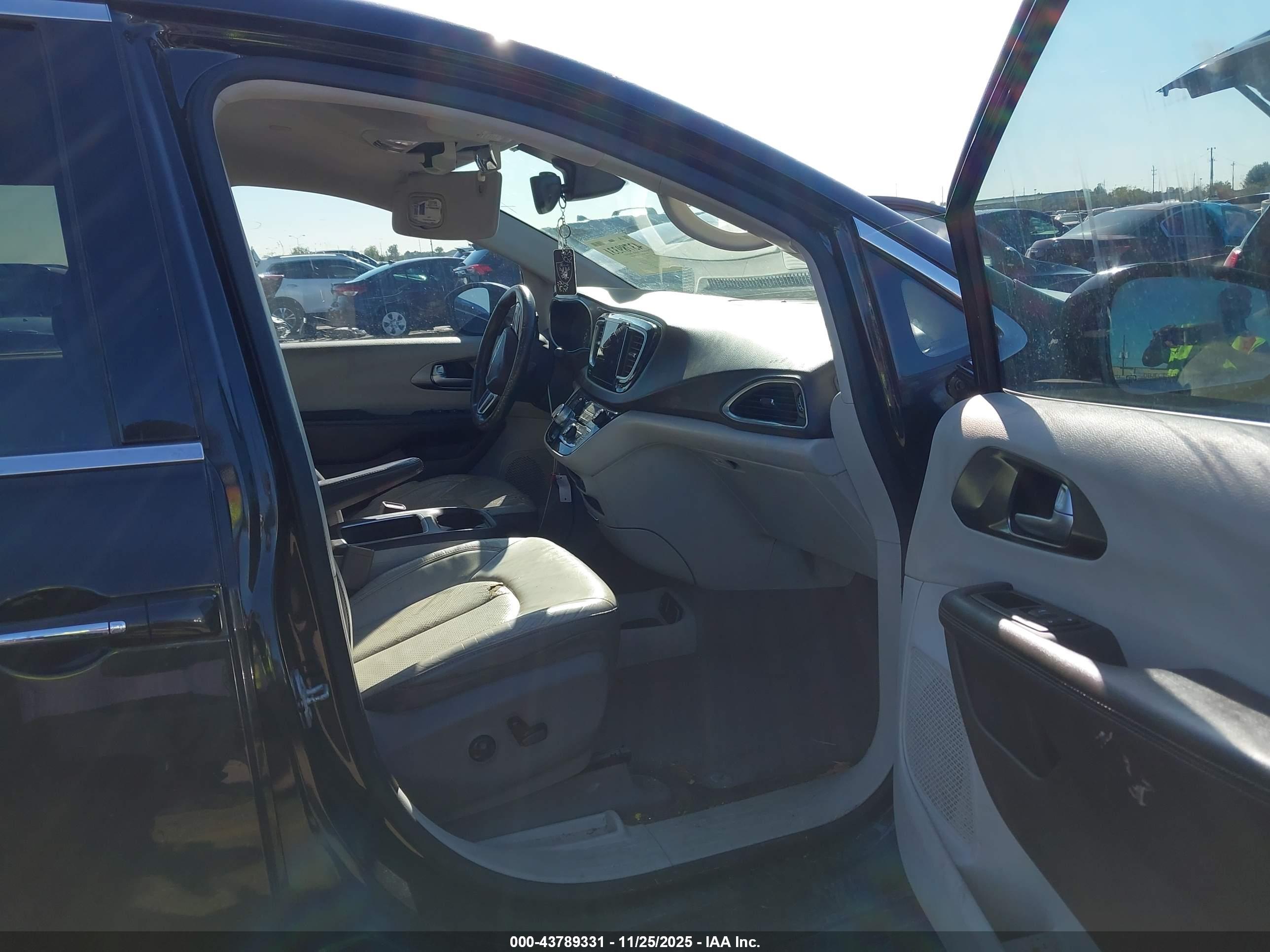 CHRYSLER PACIFICA image 5