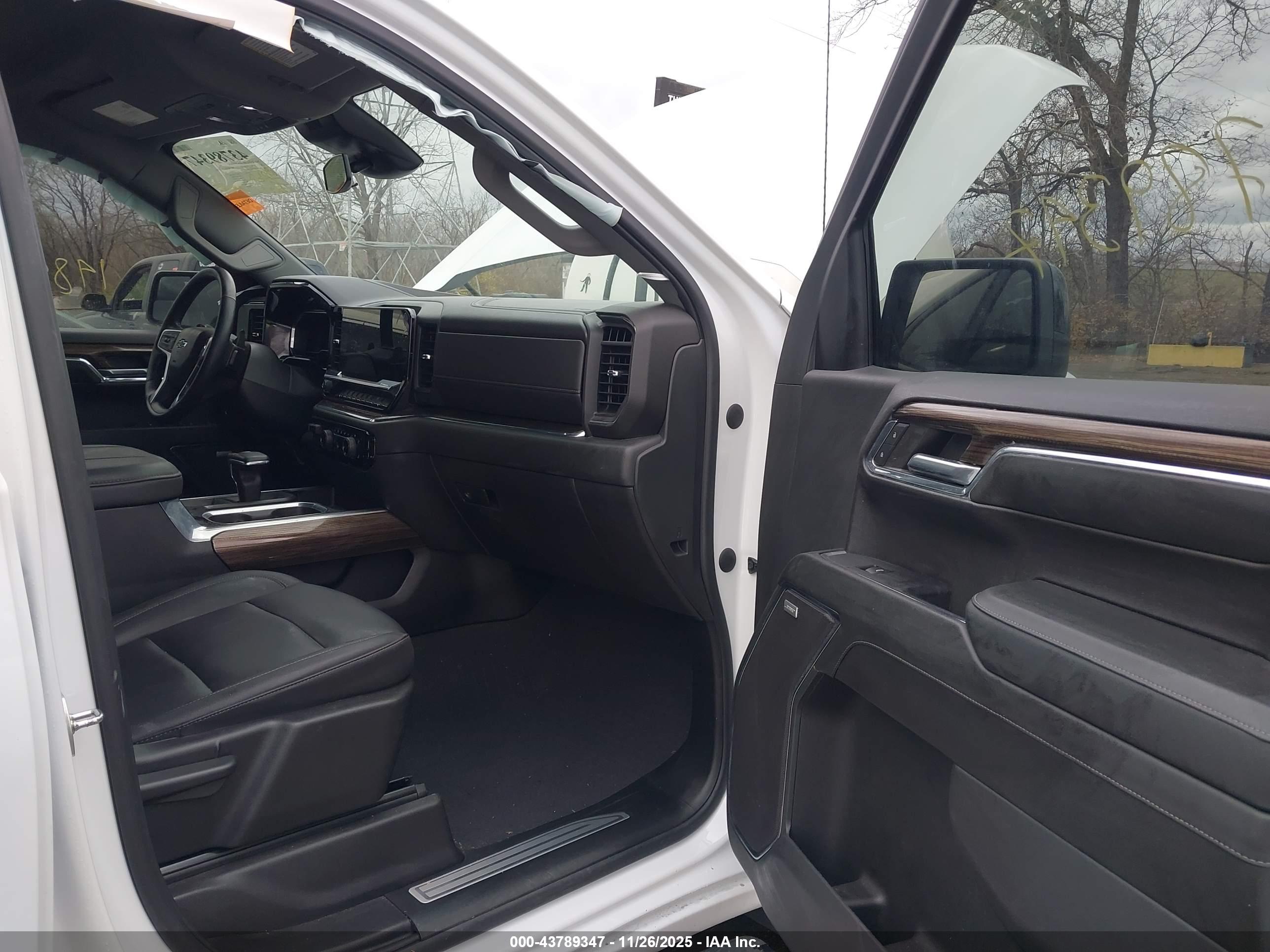 CHEVROLET SILVERADO image 5
