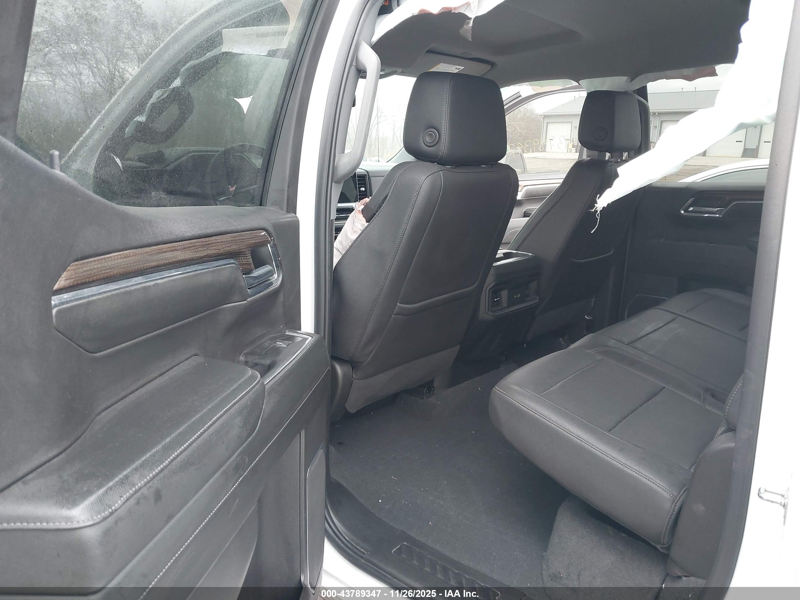CHEVROLET SILVERADO image 8