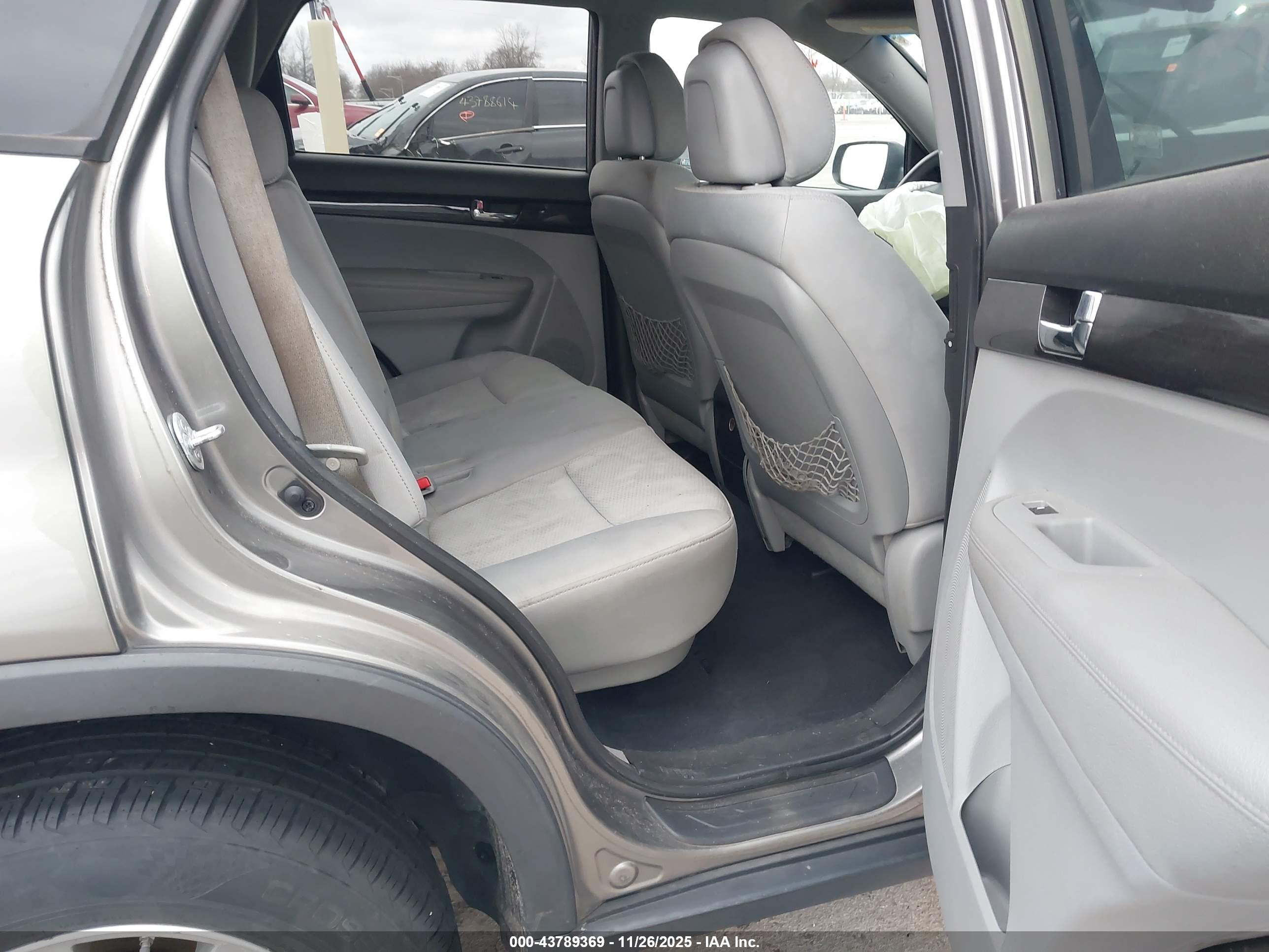 KIA SORENTO image 8