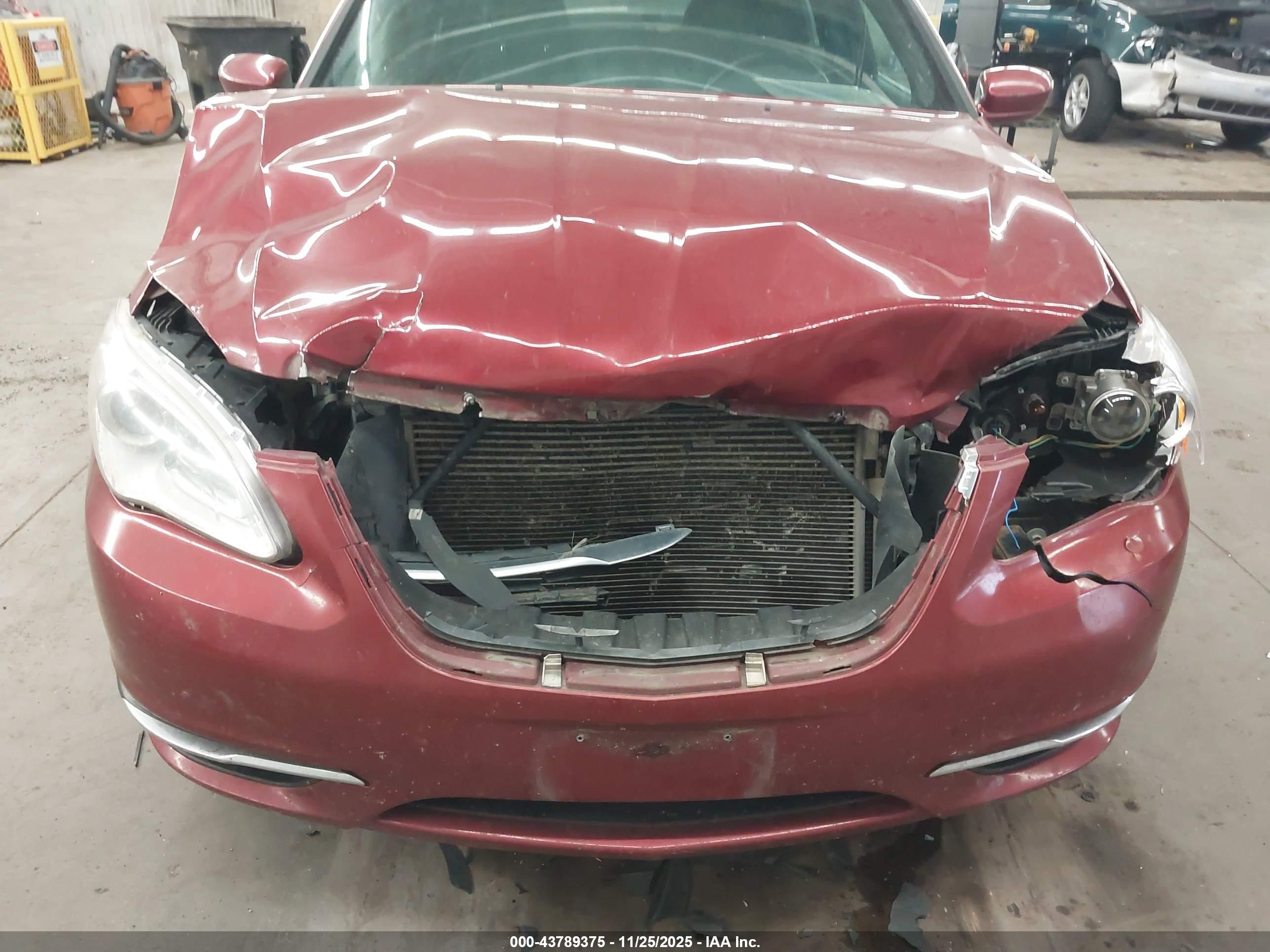 CHRYSLER 200 image 6