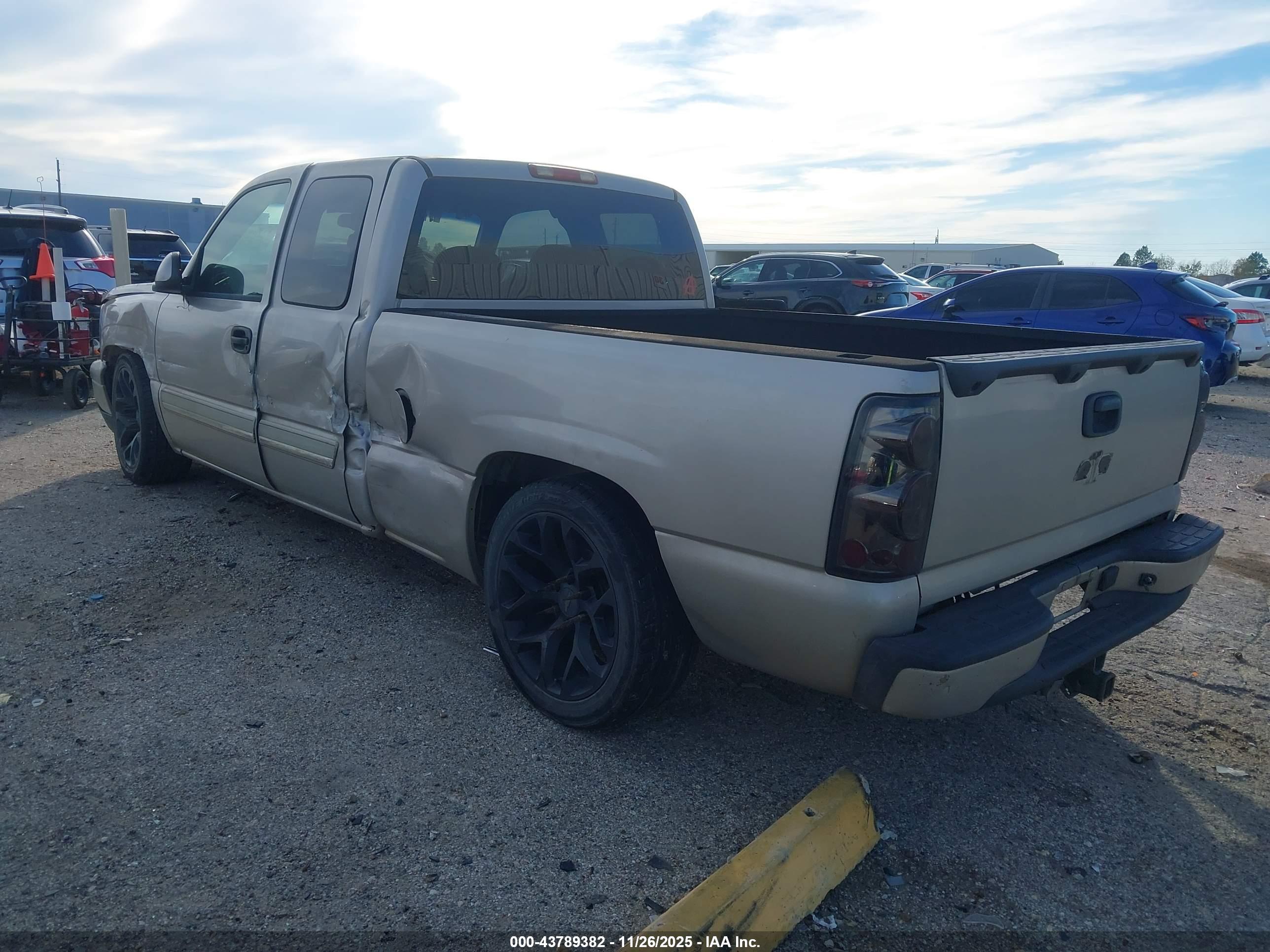 CHEVROLET SILVERADO image 3