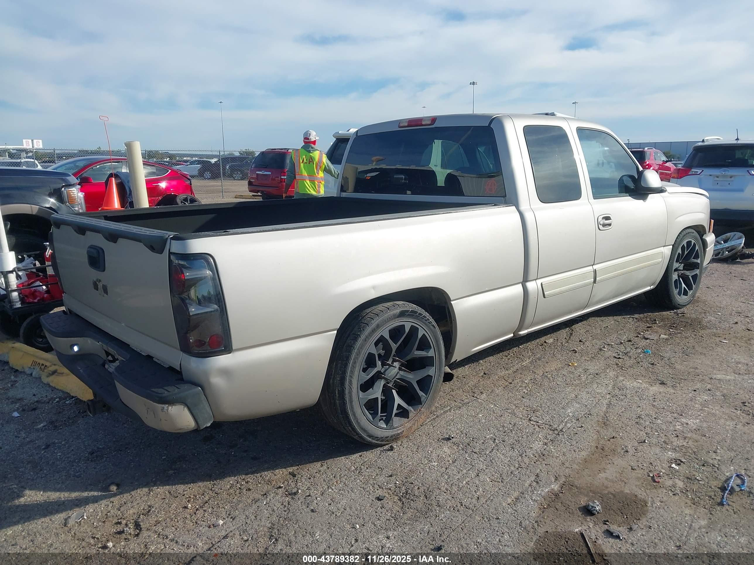 CHEVROLET SILVERADO image 4