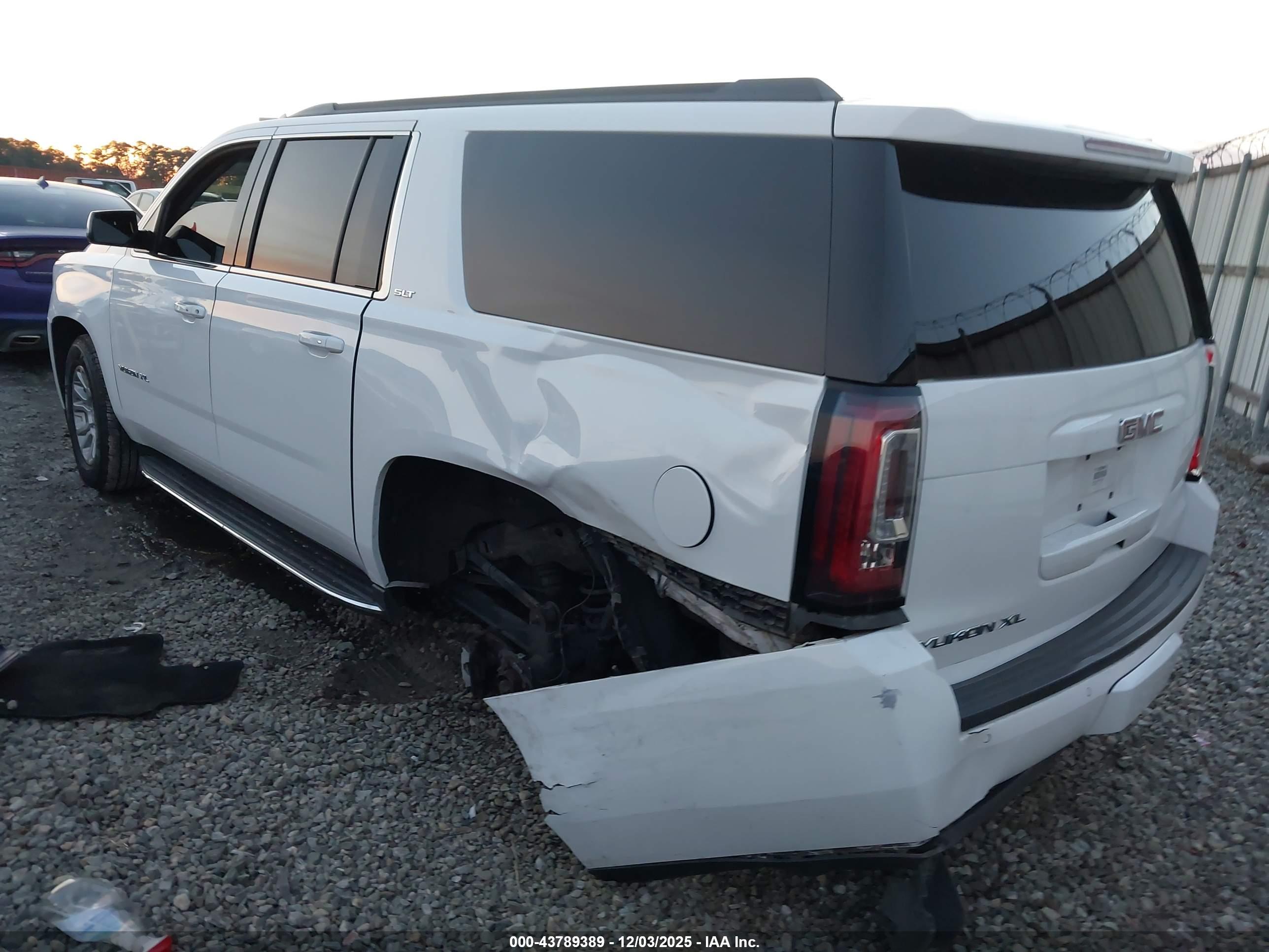 GMC YUKON image 3