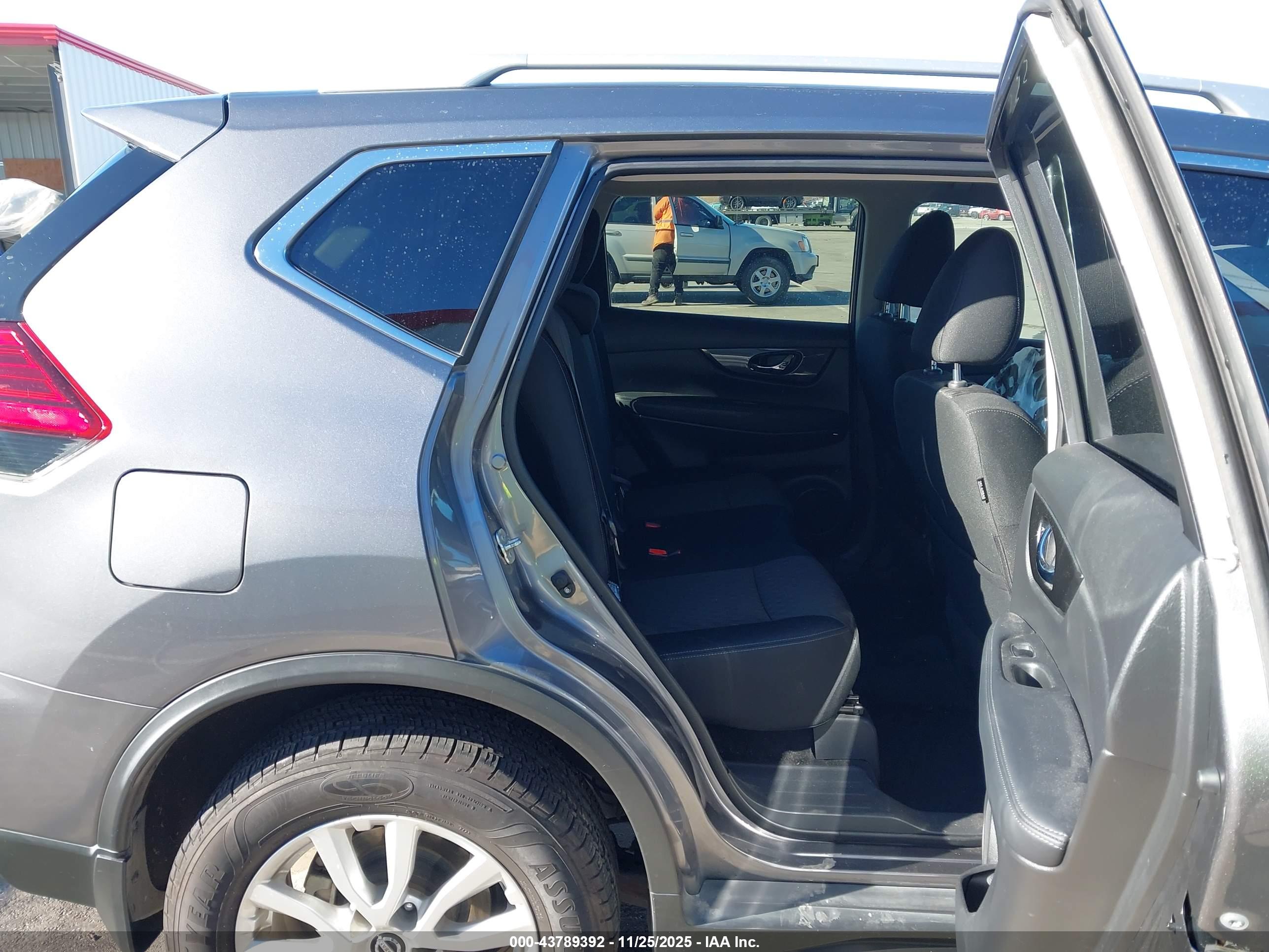 NISSAN ROGUE image 8