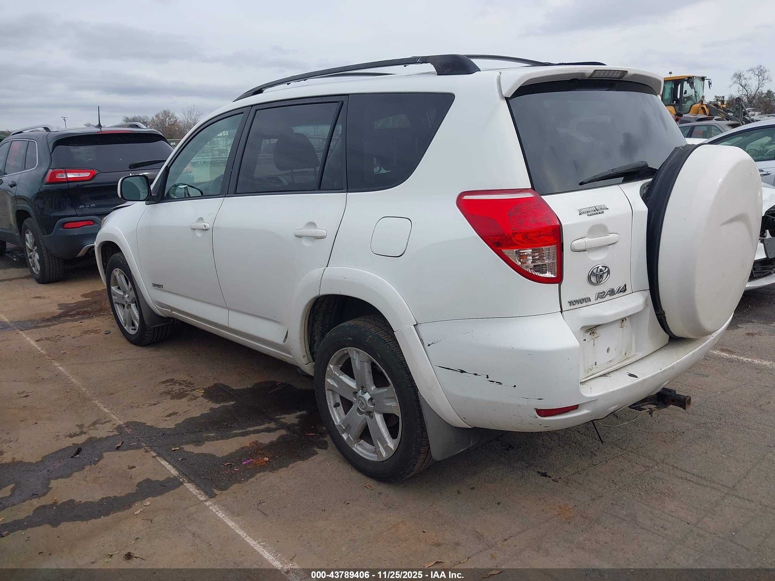 TOYOTA RAV4 image 3