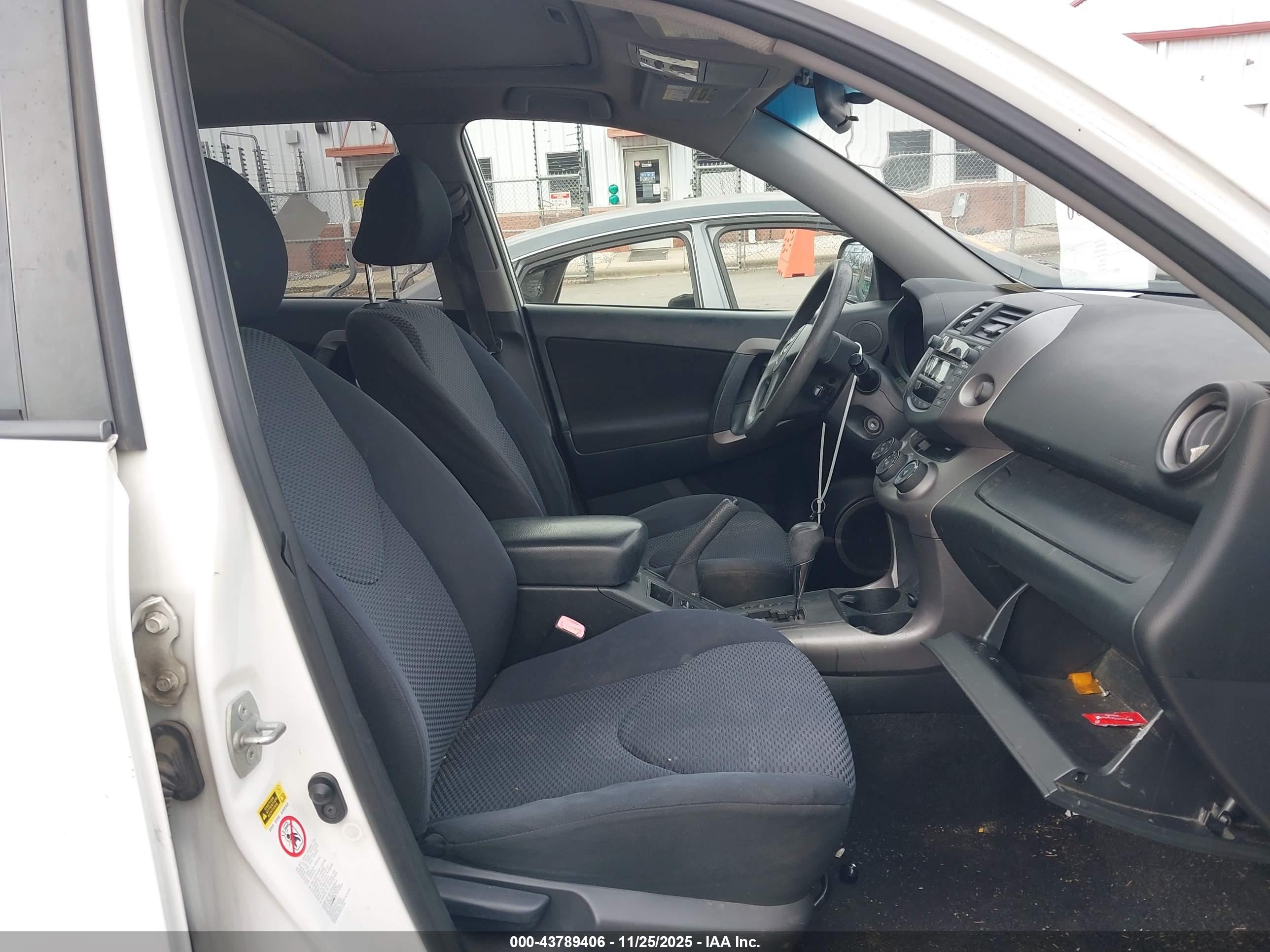 TOYOTA RAV4 image 5
