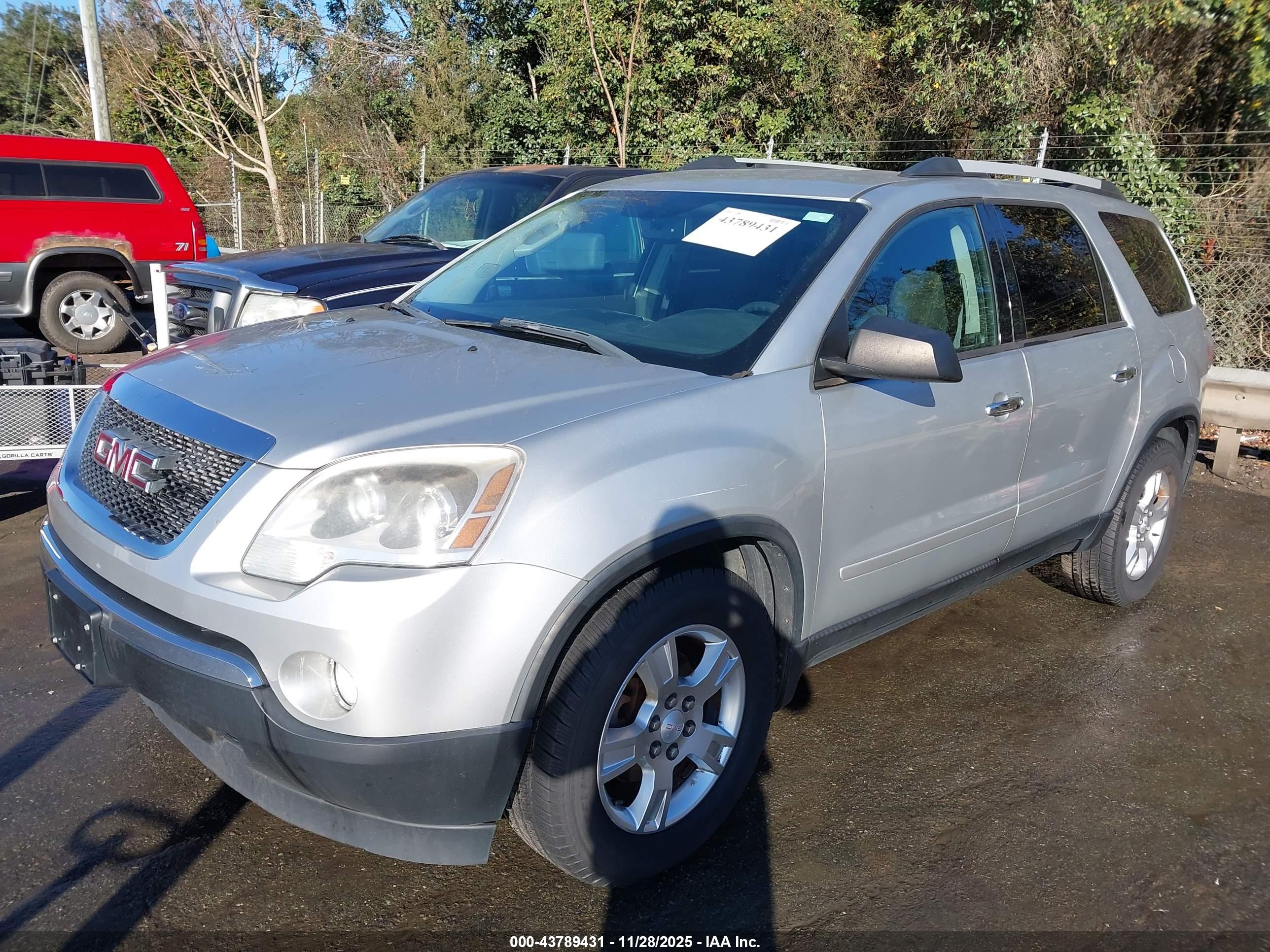 GMC ACADIA image 2