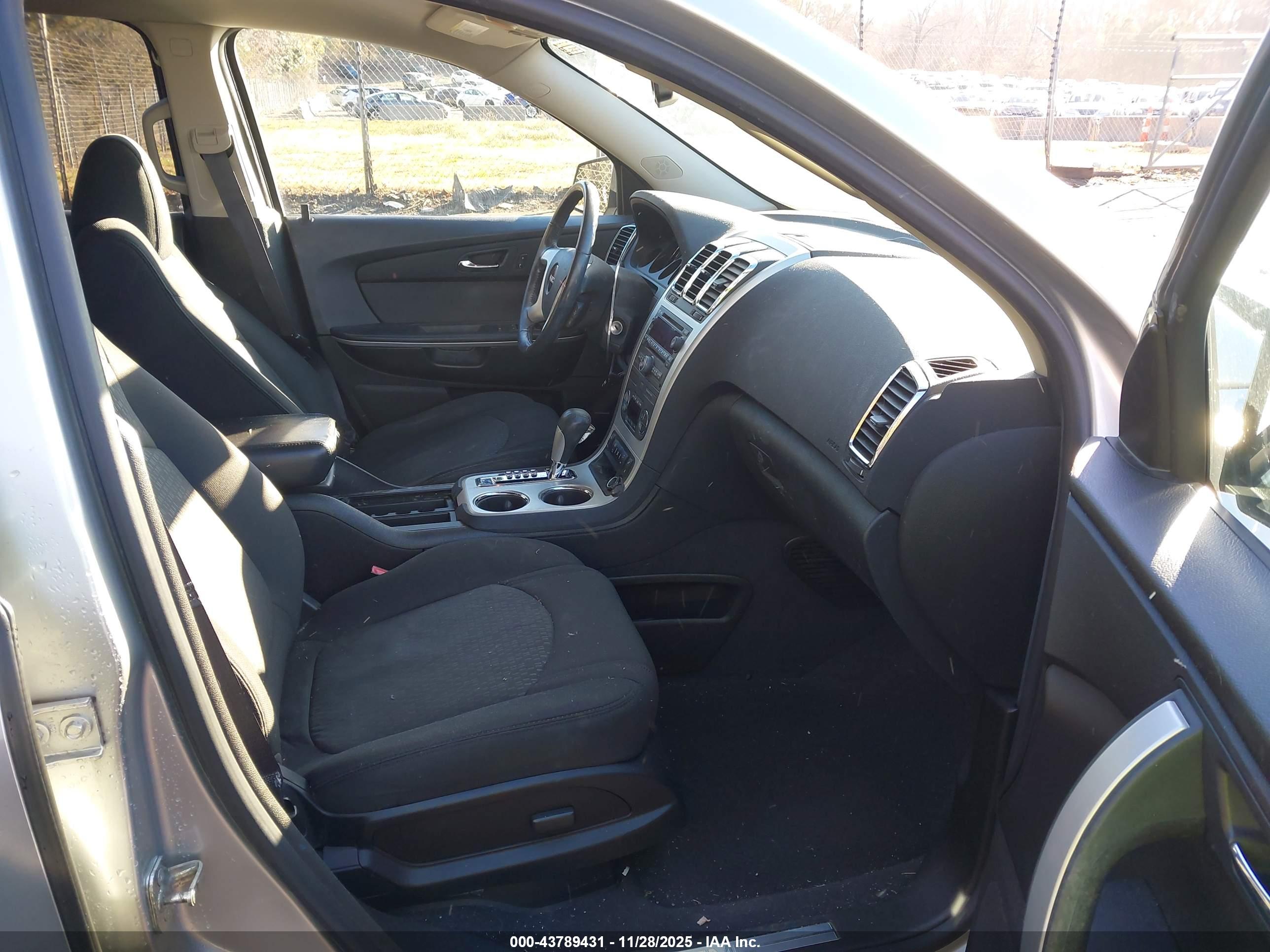 GMC ACADIA image 5