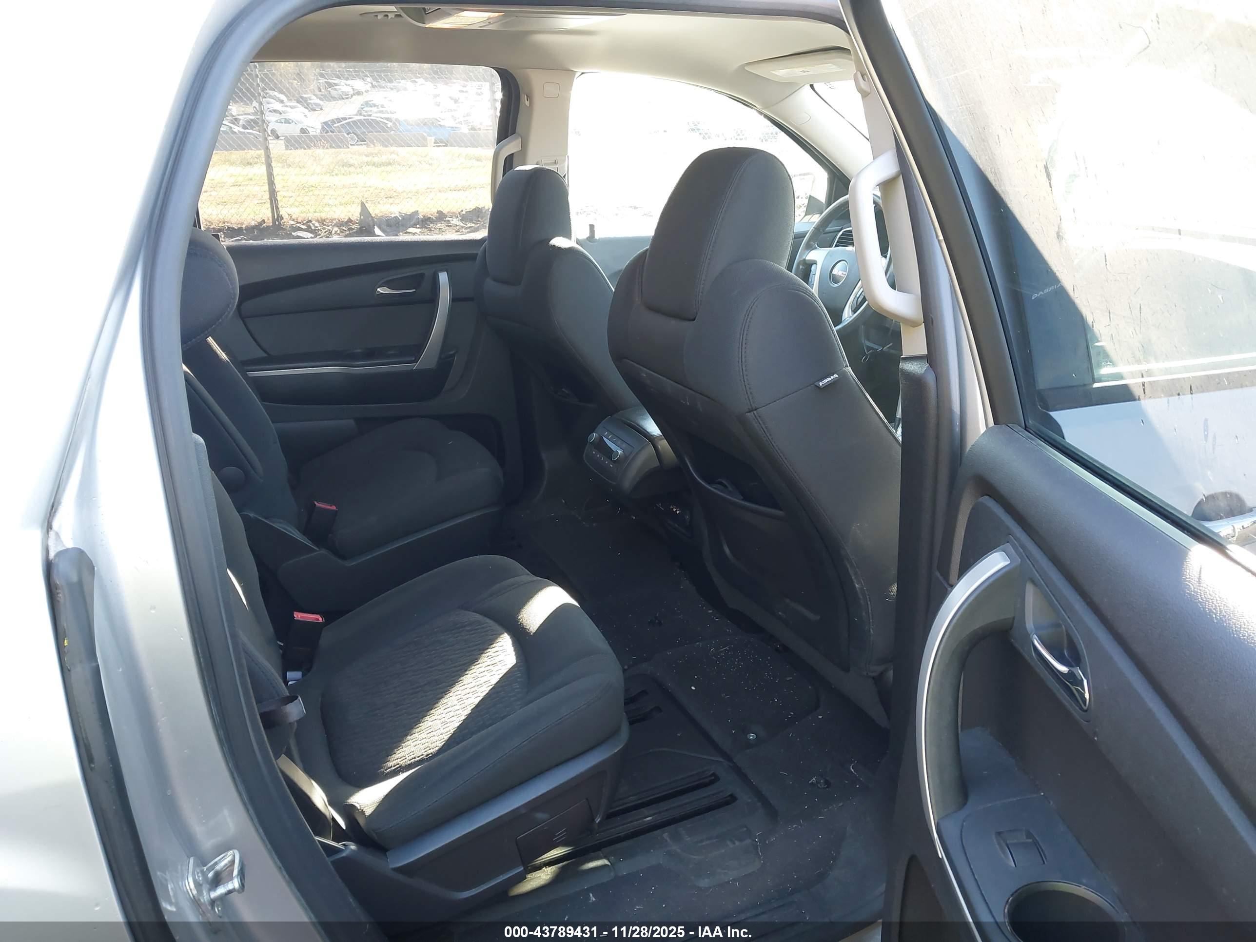 GMC ACADIA image 8