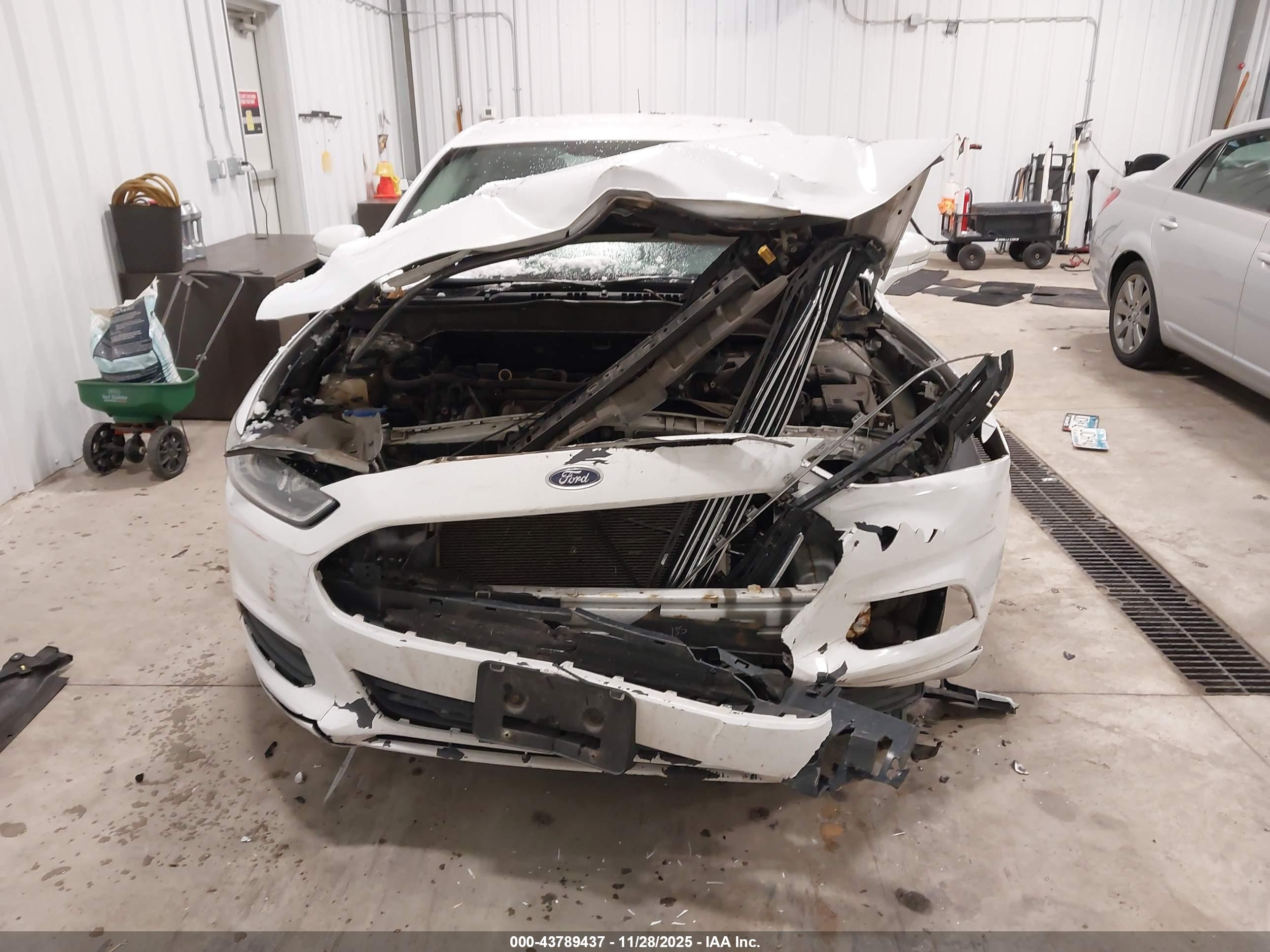 FORD FUSION image 6