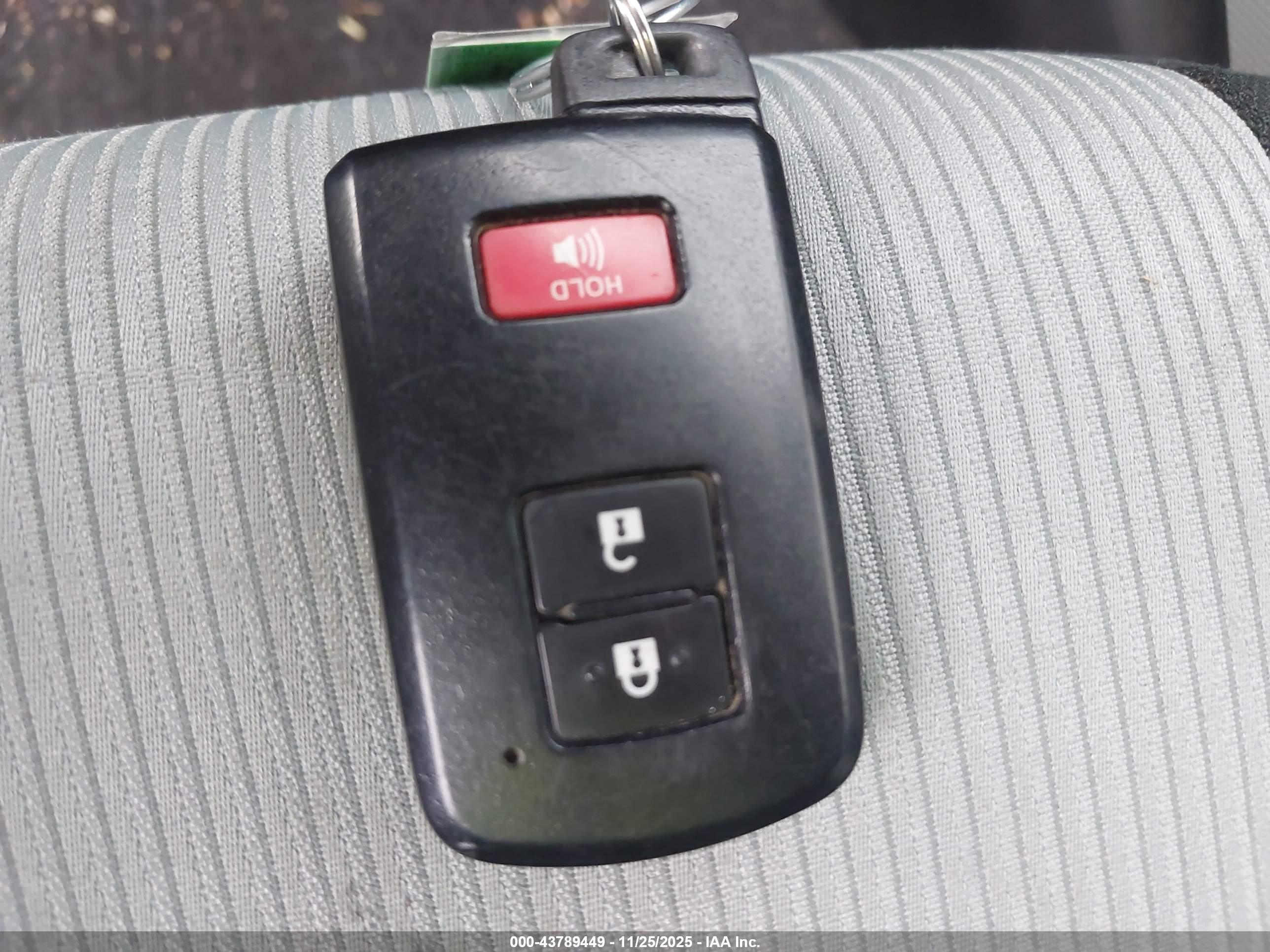 TOYOTA PRIUS image 11