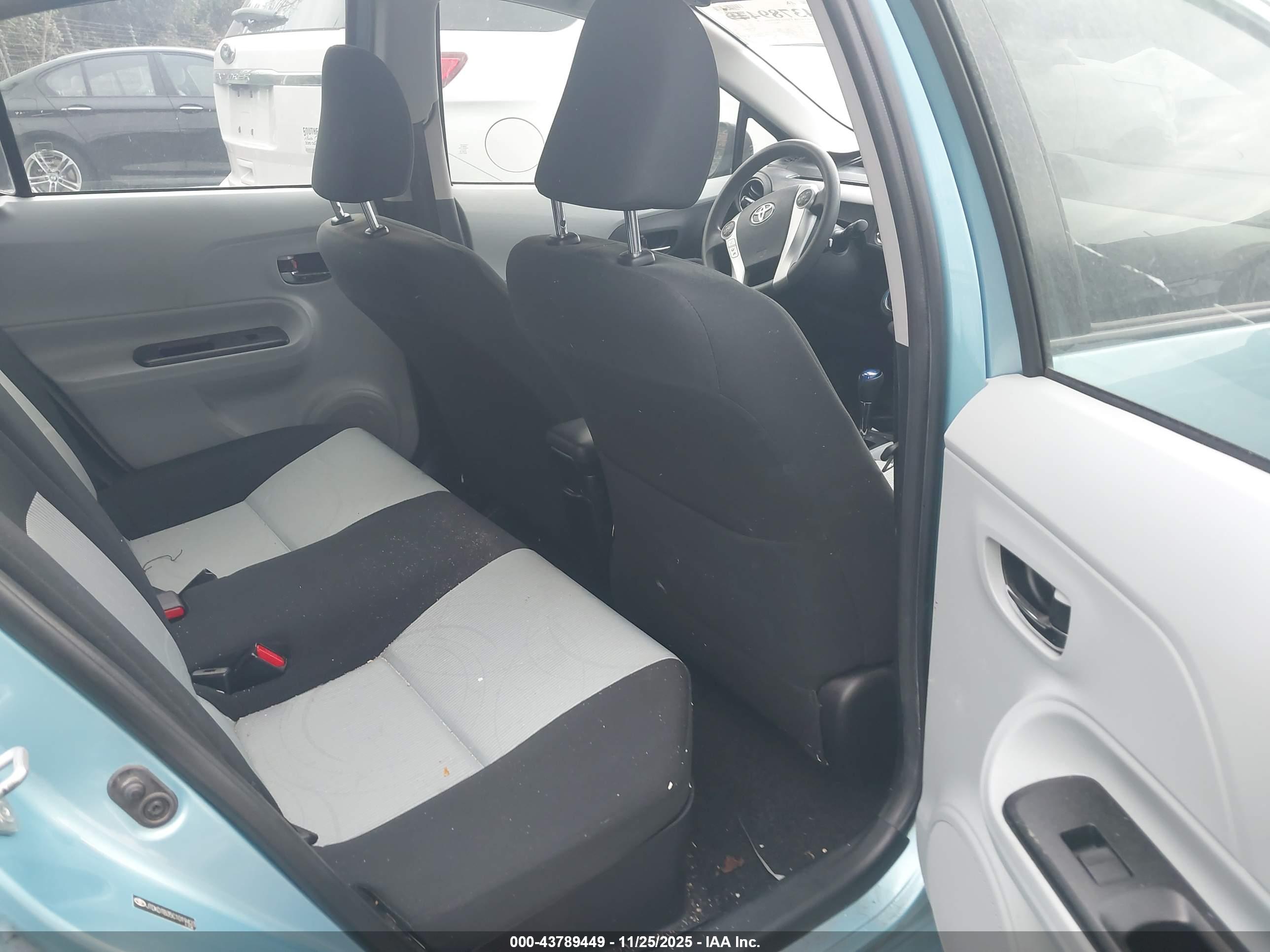 TOYOTA PRIUS image 8