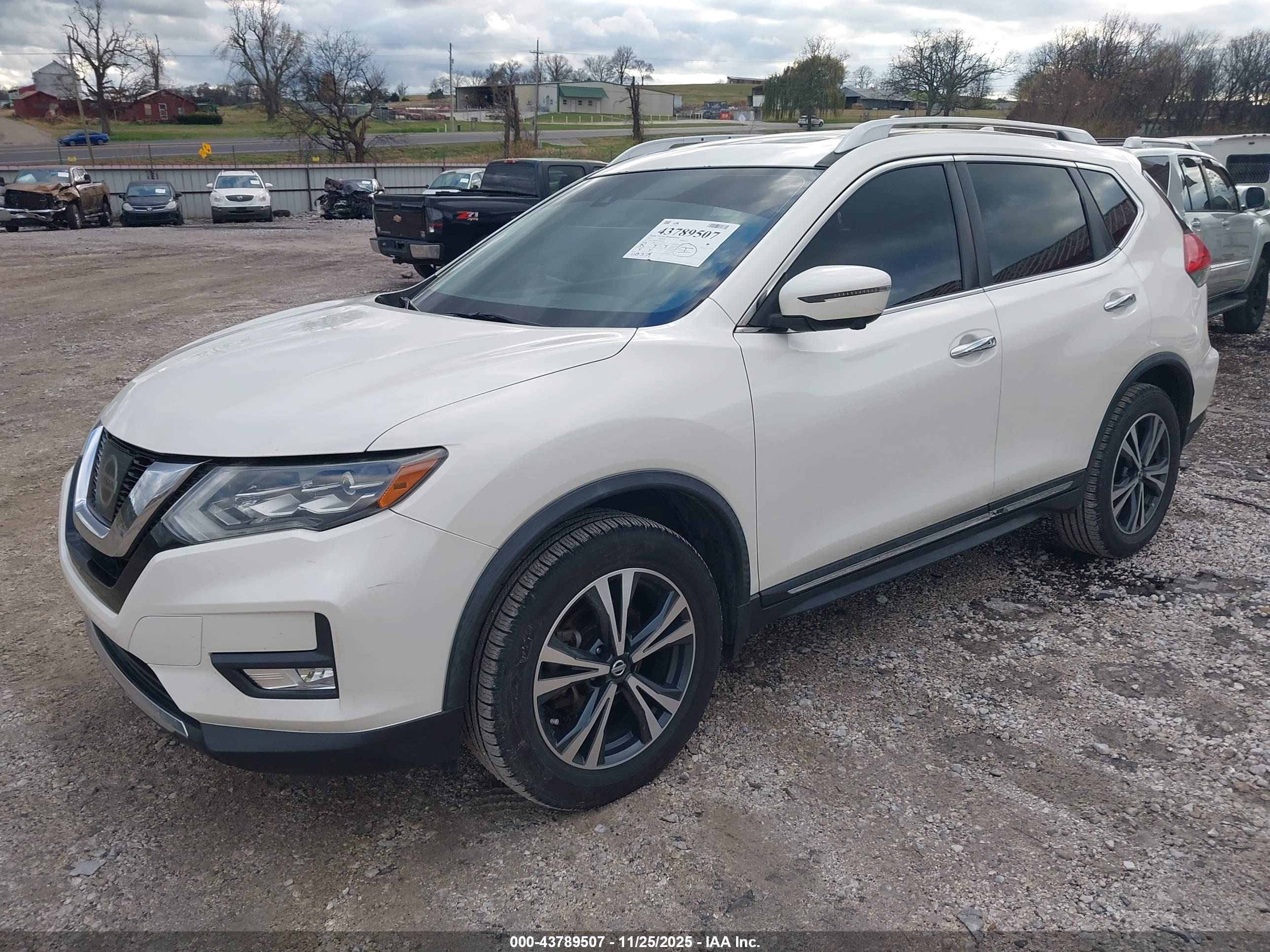 NISSAN ROGUE image 2