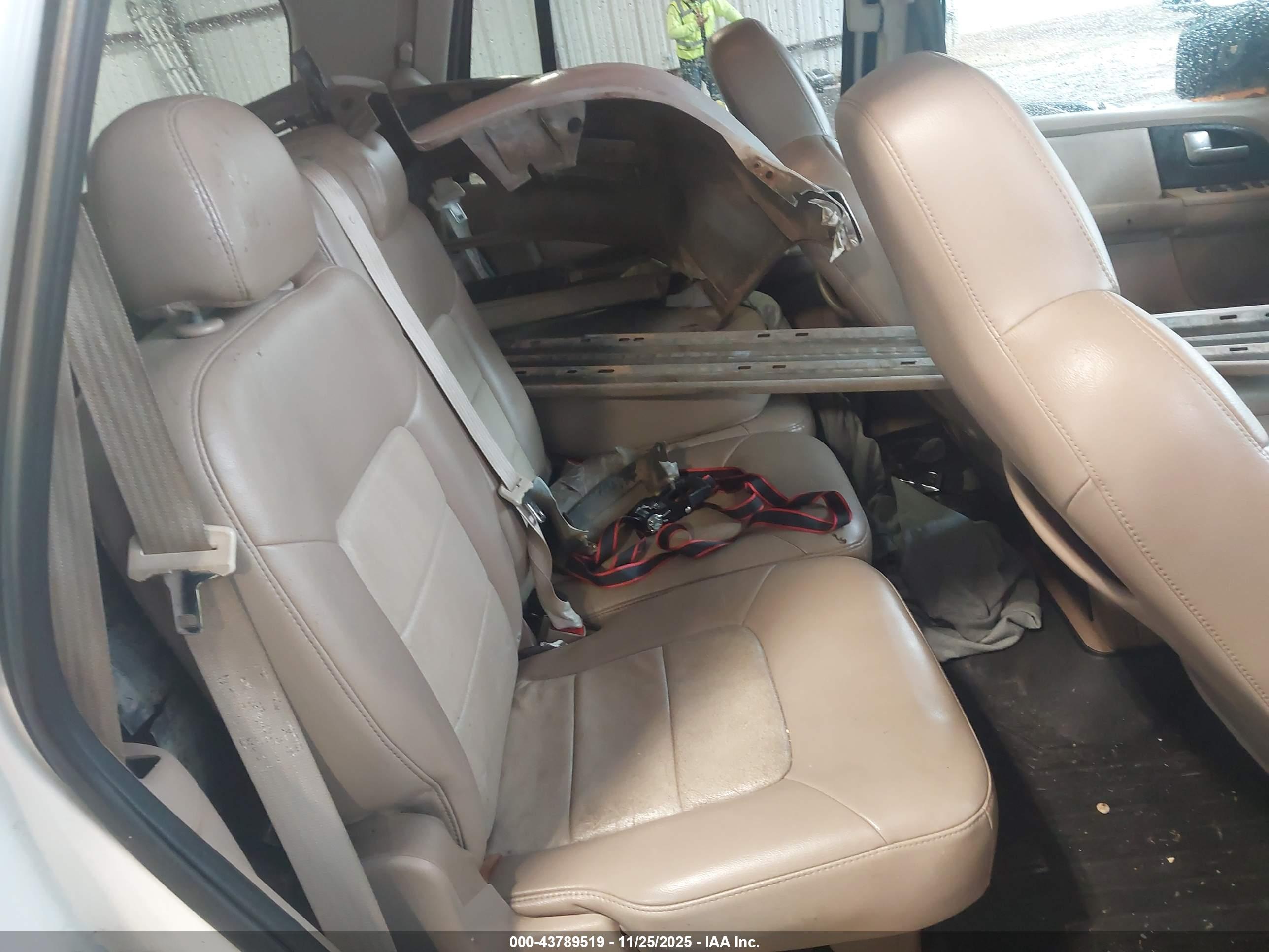 FORD EXPEDITION image 8