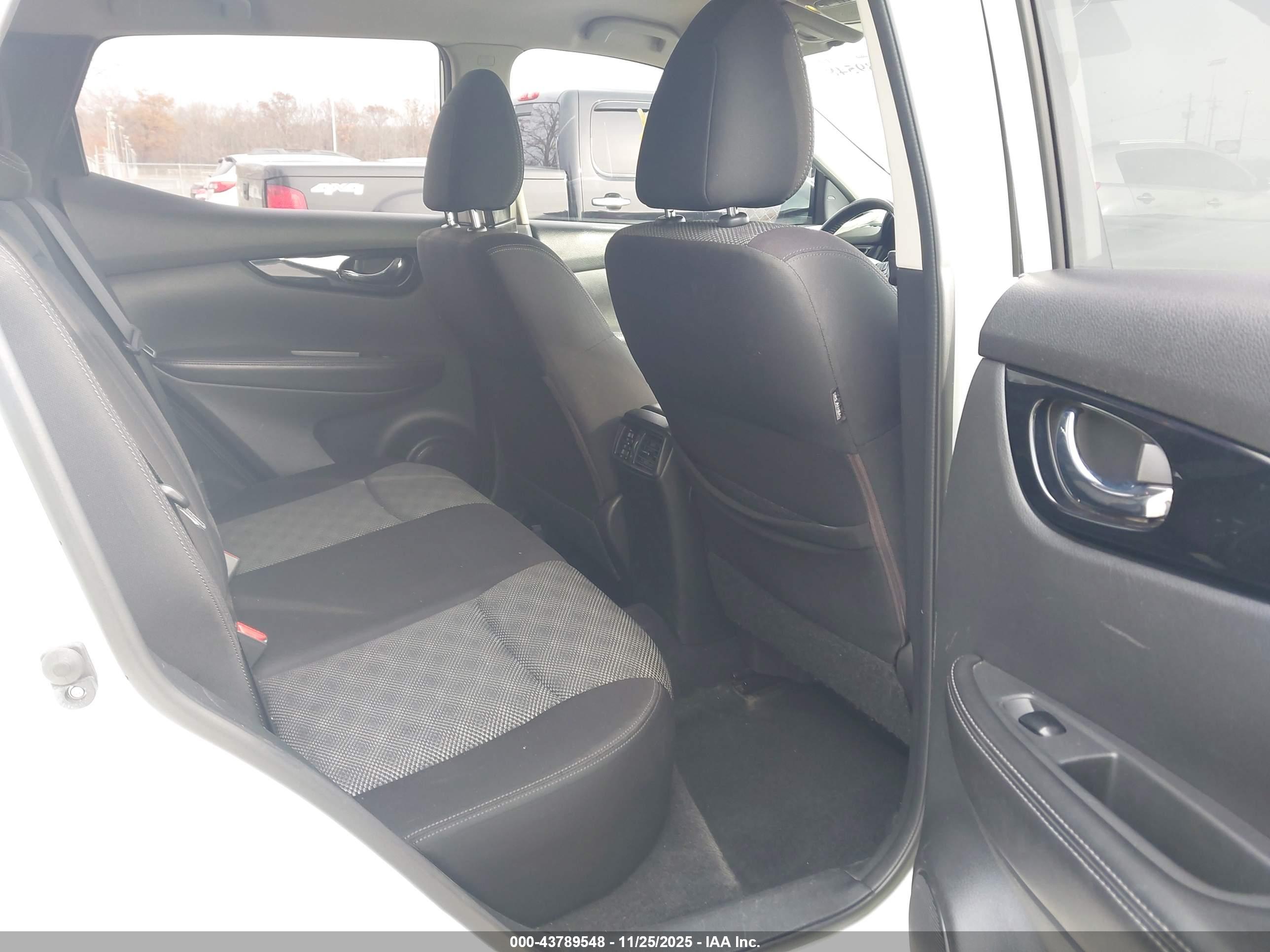 NISSAN ROGUE image 8