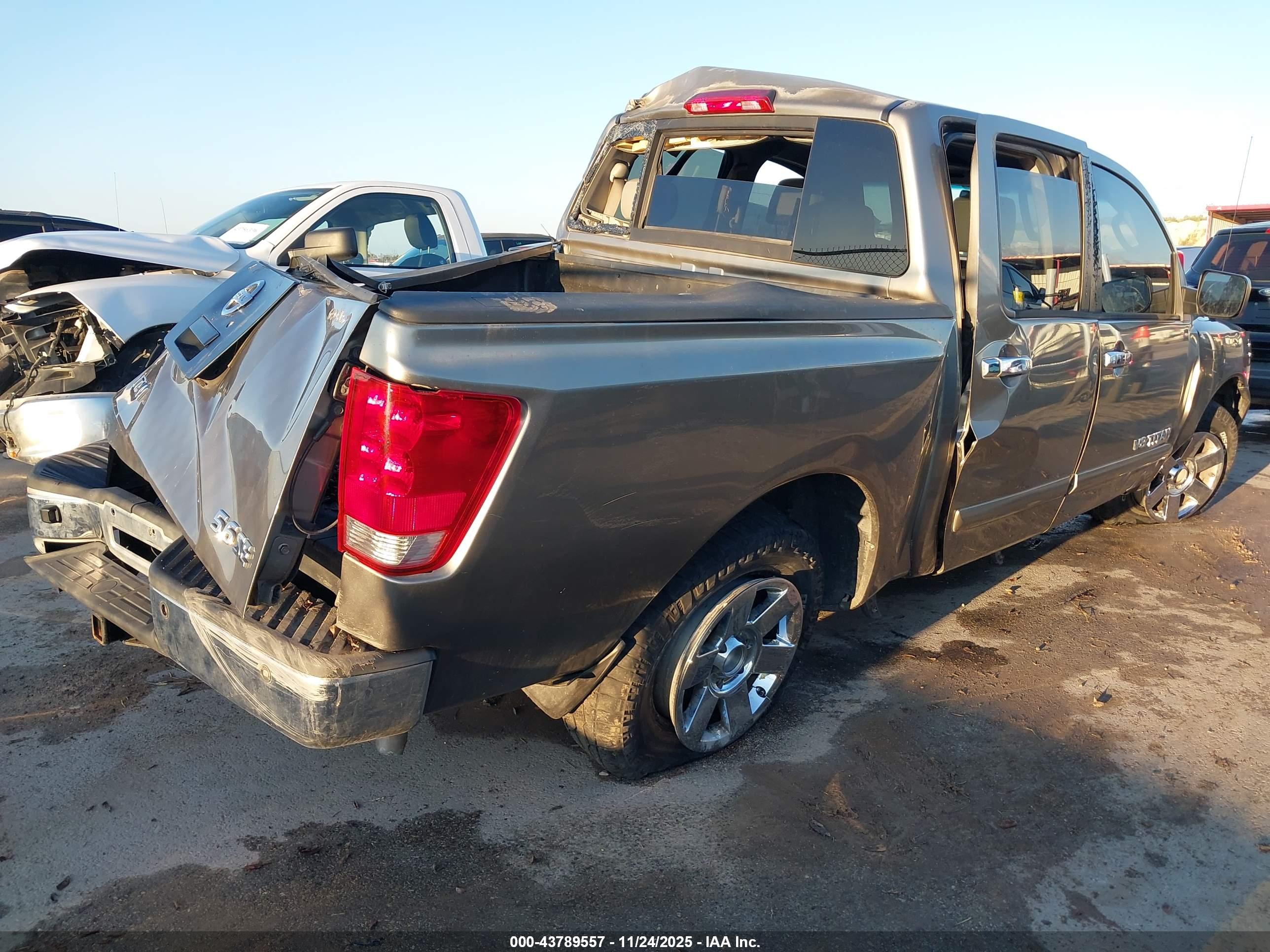 NISSAN TITAN image 4