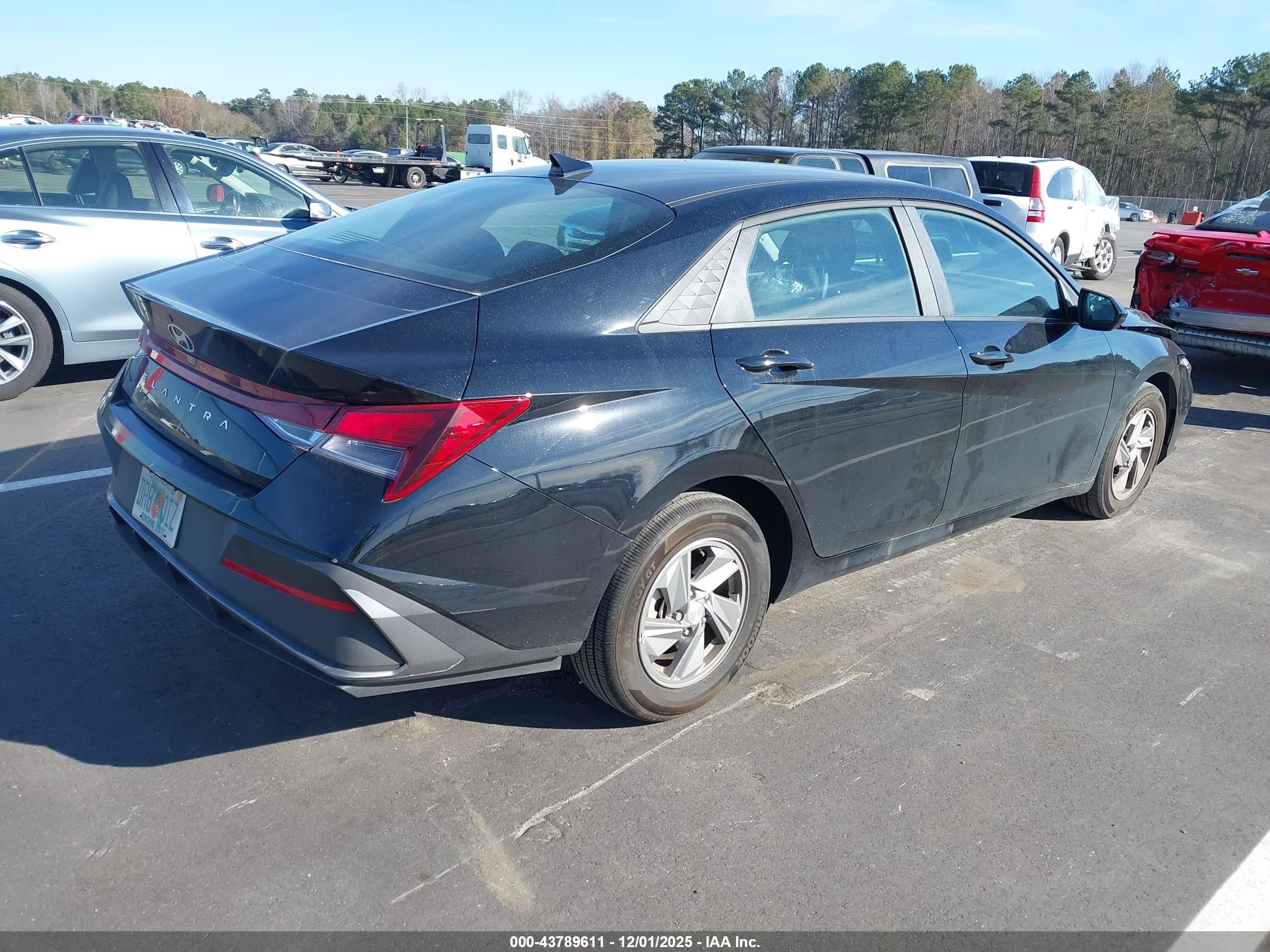 HYUNDAI ELANTRA image 4